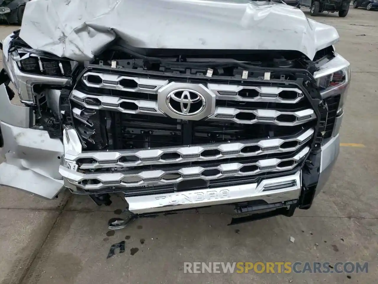 9 Photograph of a damaged car 5TFMA5AB7NX003181 TOYOTA TUNDRA 2022