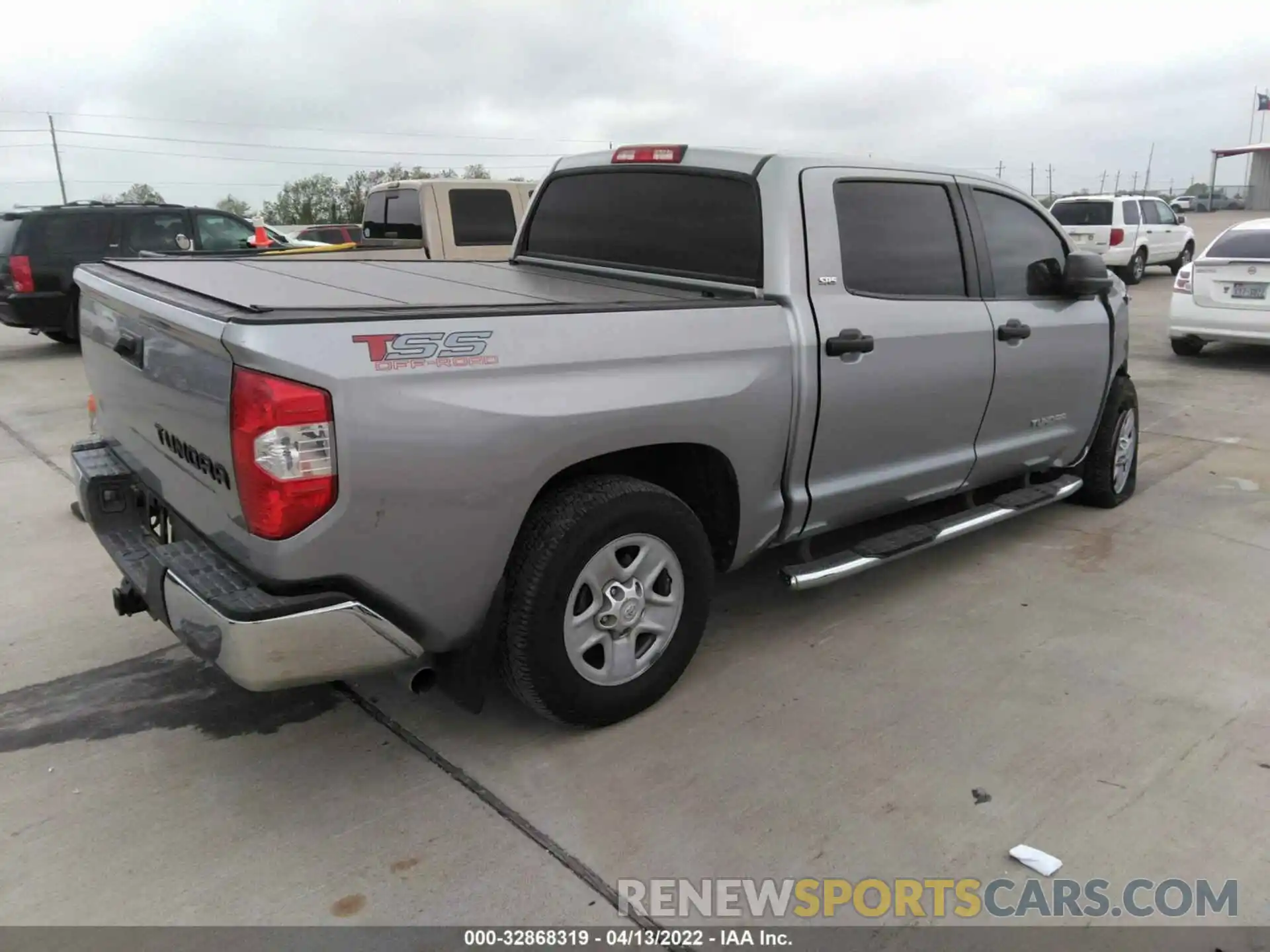 4 Photograph of a damaged car 5TFEM5F18KX137091 TOYOTA TUNDRA 2WD 2019