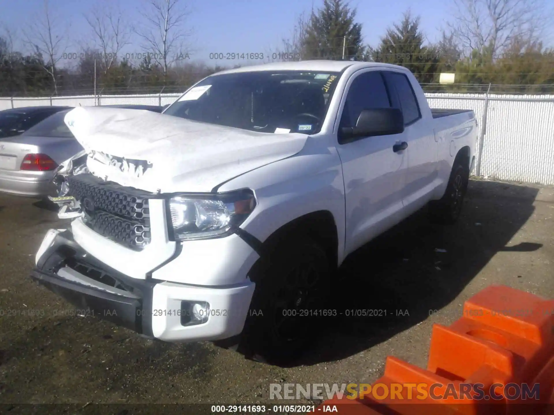 2 Фотография поврежденного автомобиля 5TFRY5F12LX266242 TOYOTA TUNDRA 2WD 2020