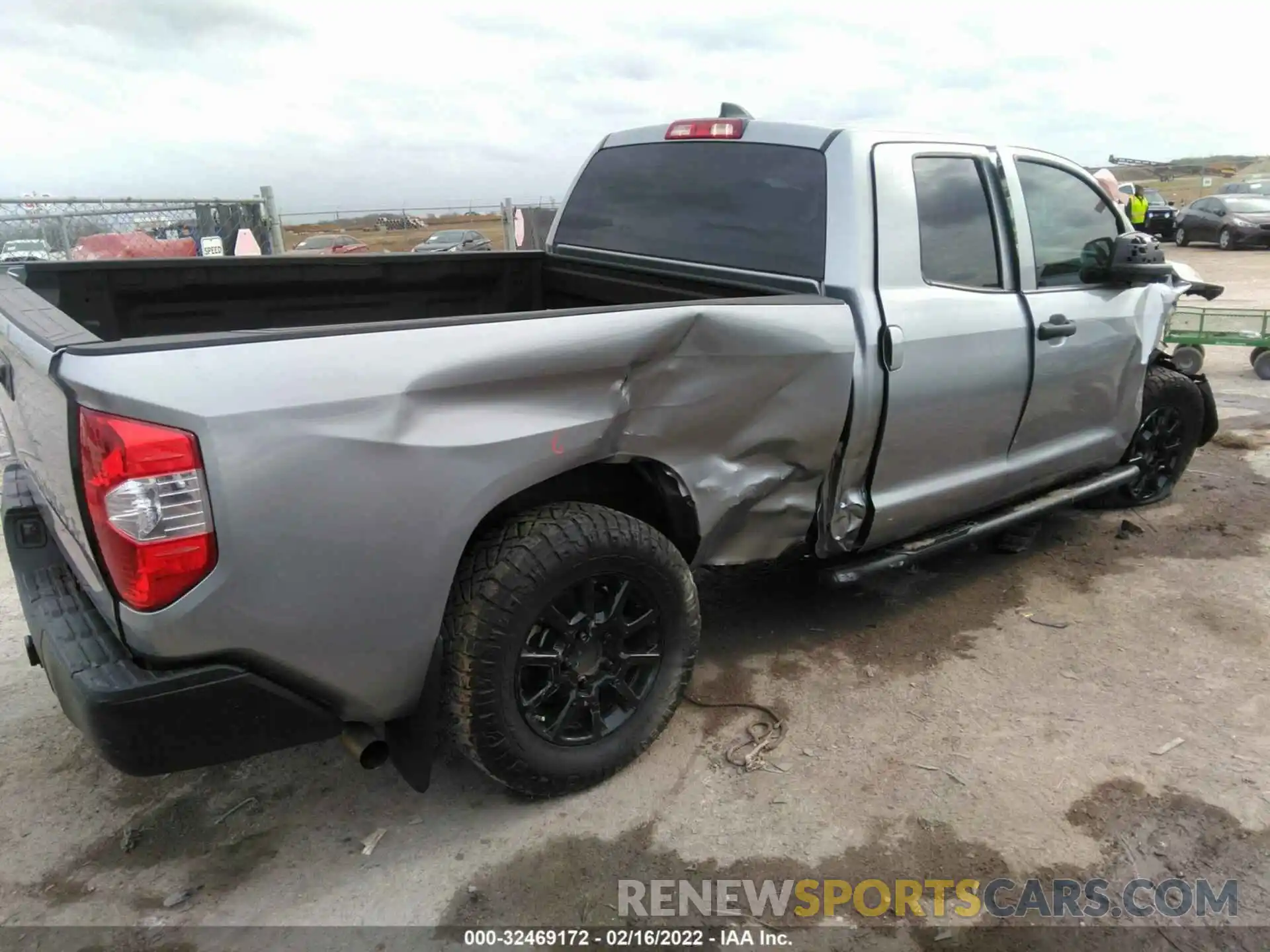 4 Photograph of a damaged car 5TFRY5F12LX271585 TOYOTA TUNDRA 2WD 2020