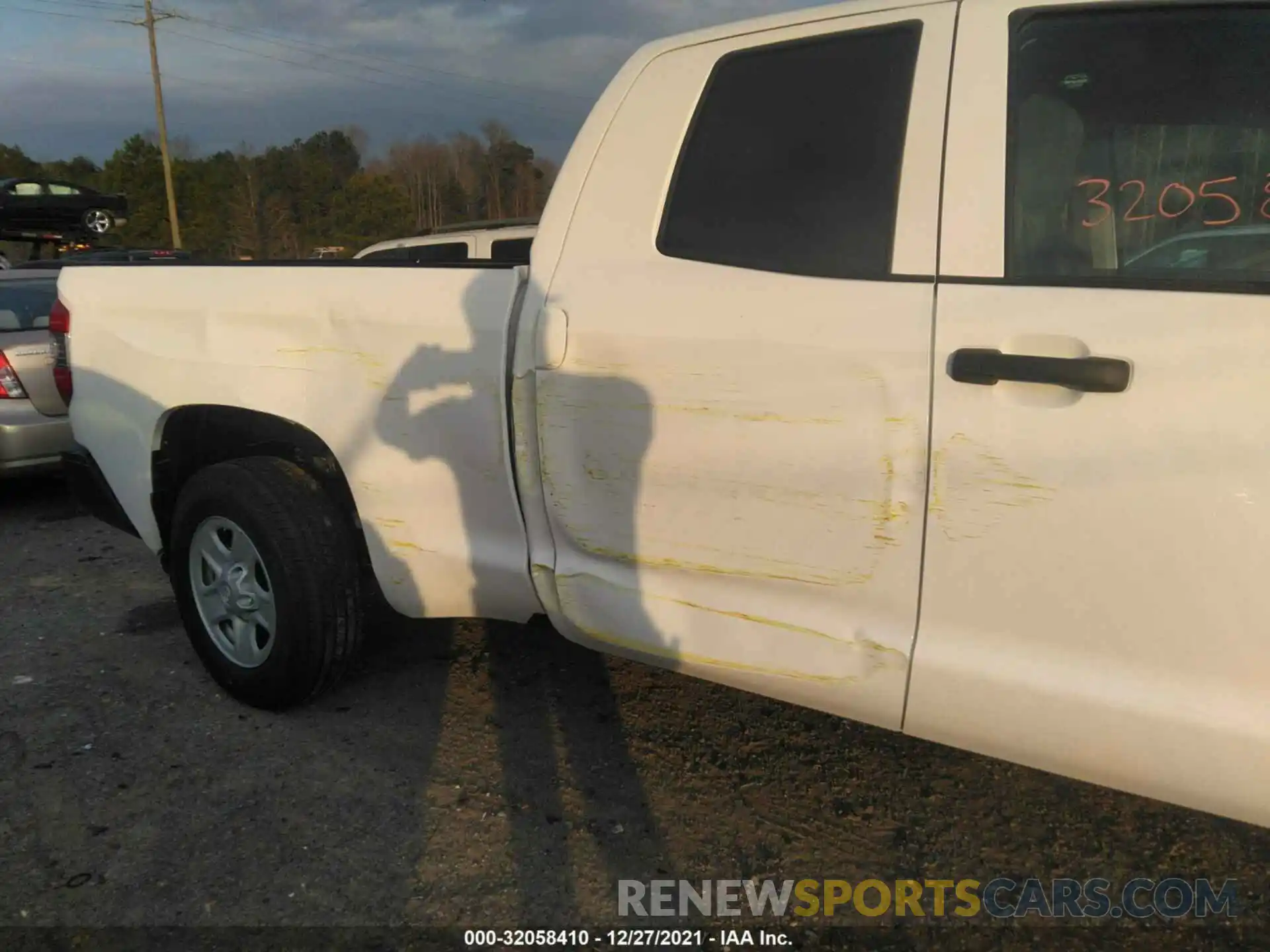 6 Photograph of a damaged car 5TFRY5F11MX298312 TOYOTA TUNDRA 2WD 2021