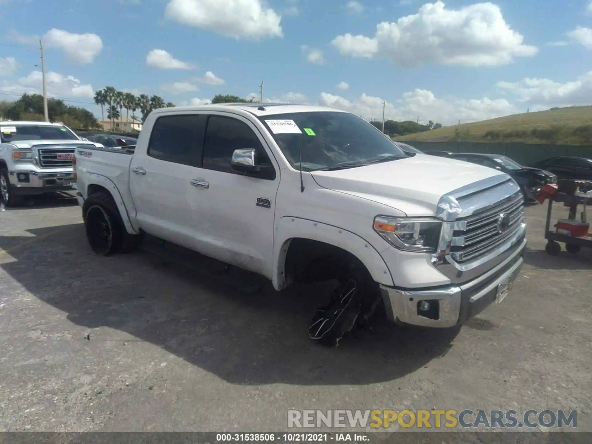 1 Photograph of a damaged car 5TFAY5F10KX812905 TOYOTA TUNDRA 4WD 2019