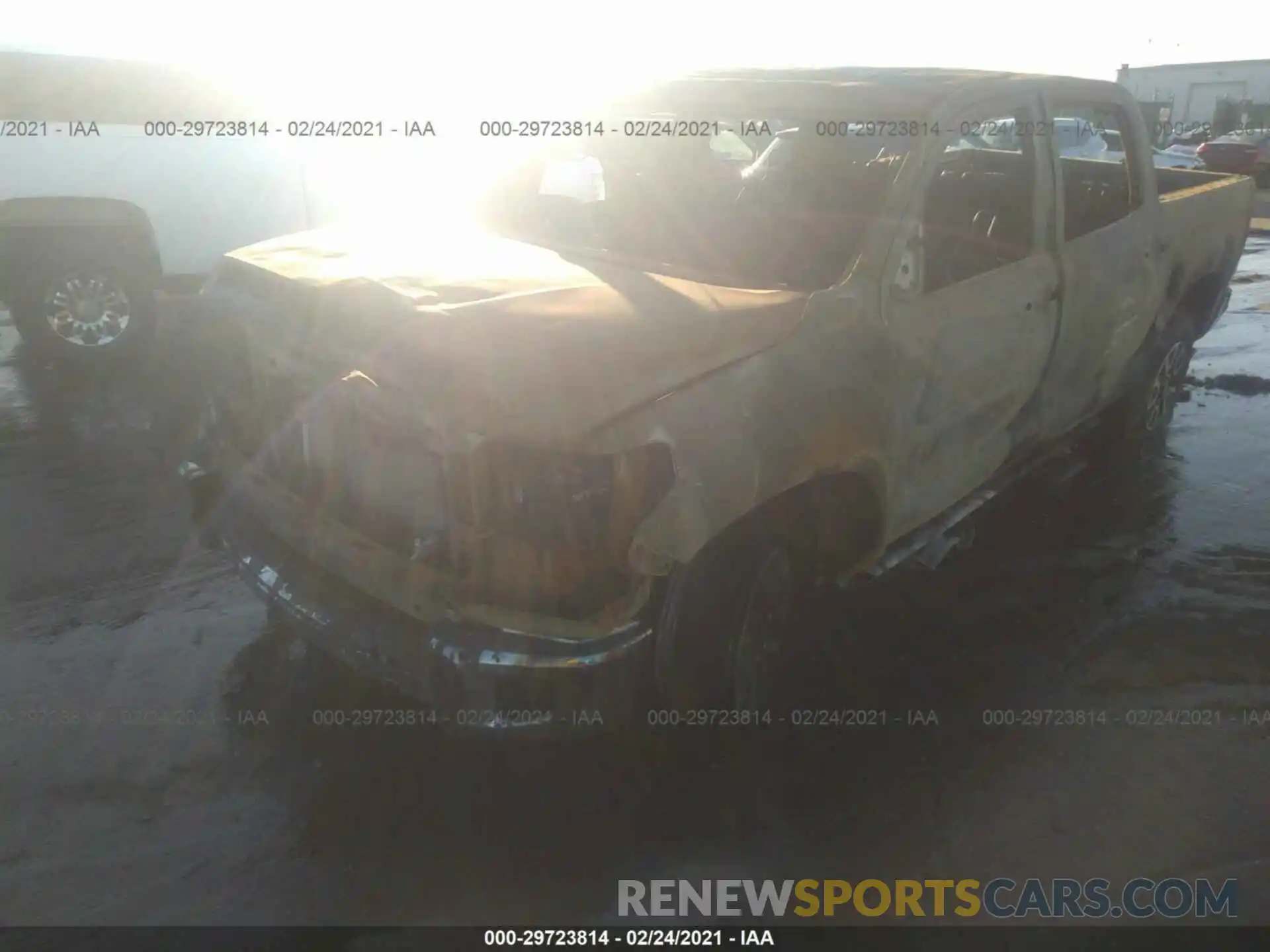 2 Фотография поврежденного автомобиля 5TFAY5F18KX815308 TOYOTA TUNDRA 4WD 2019