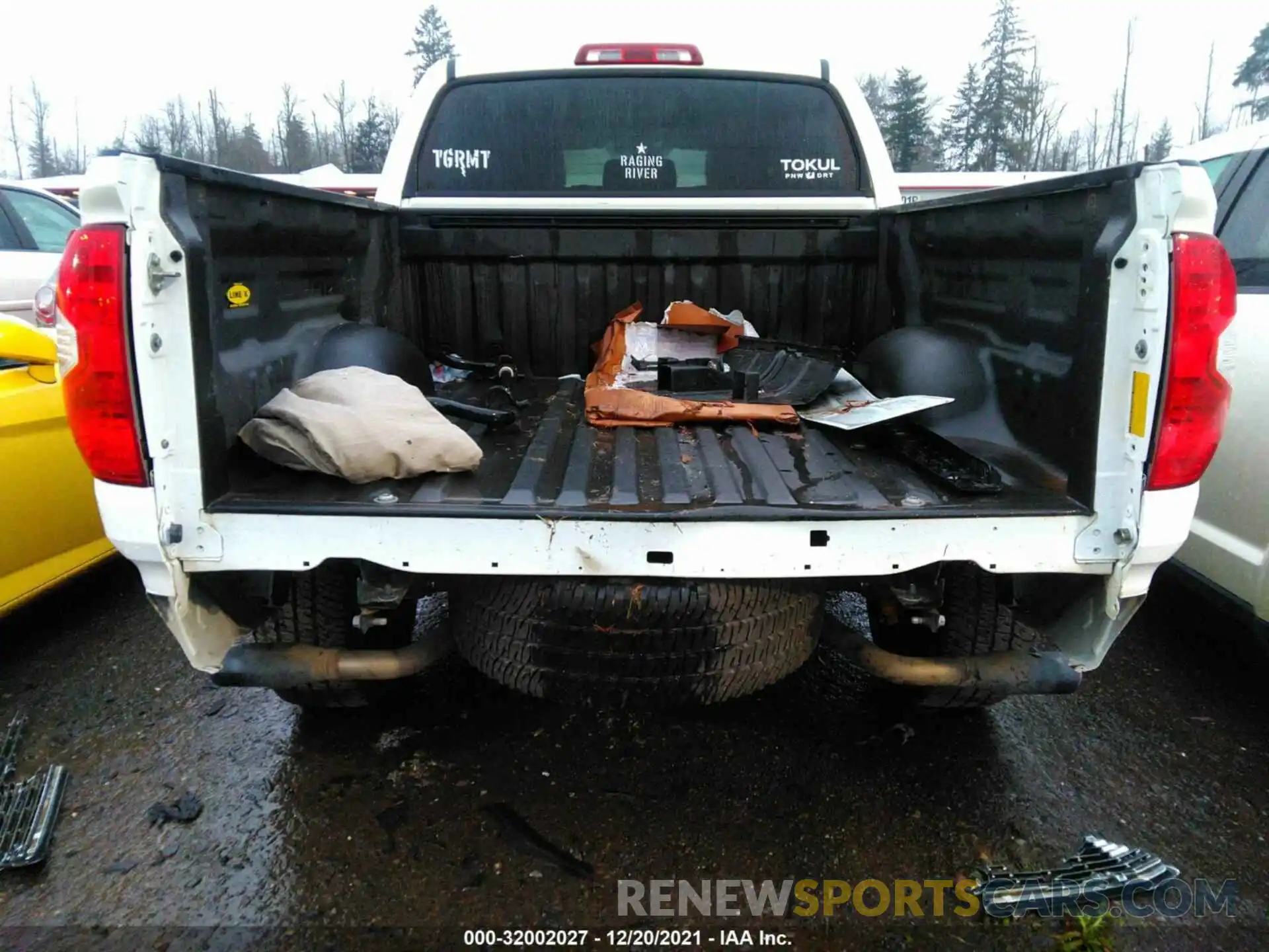 6 Photograph of a damaged car 5TFAY5F18KX867585 TOYOTA TUNDRA 4WD 2019