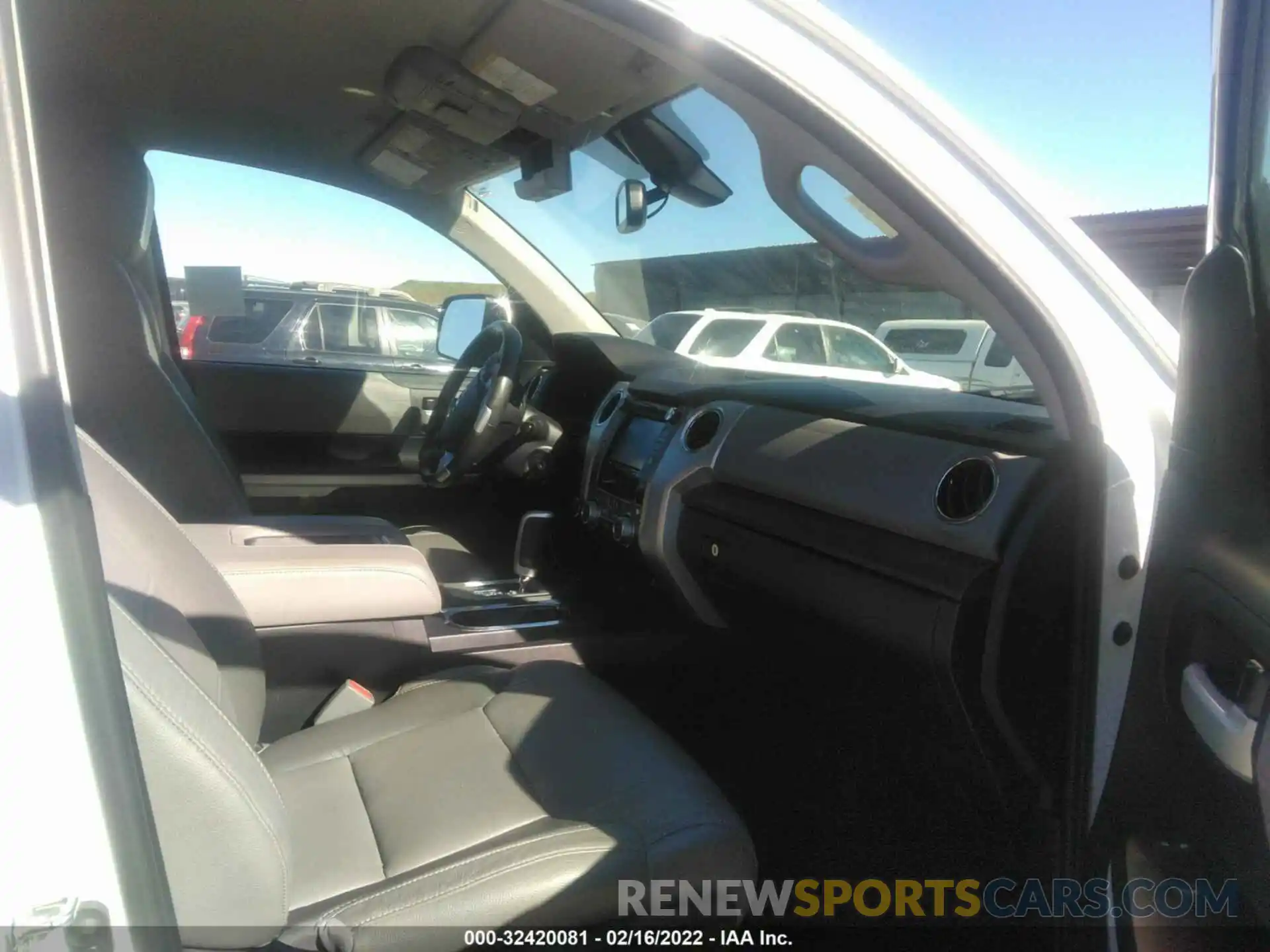 5 Photograph of a damaged car 5TFBY5F15KX813181 TOYOTA TUNDRA 4WD 2019