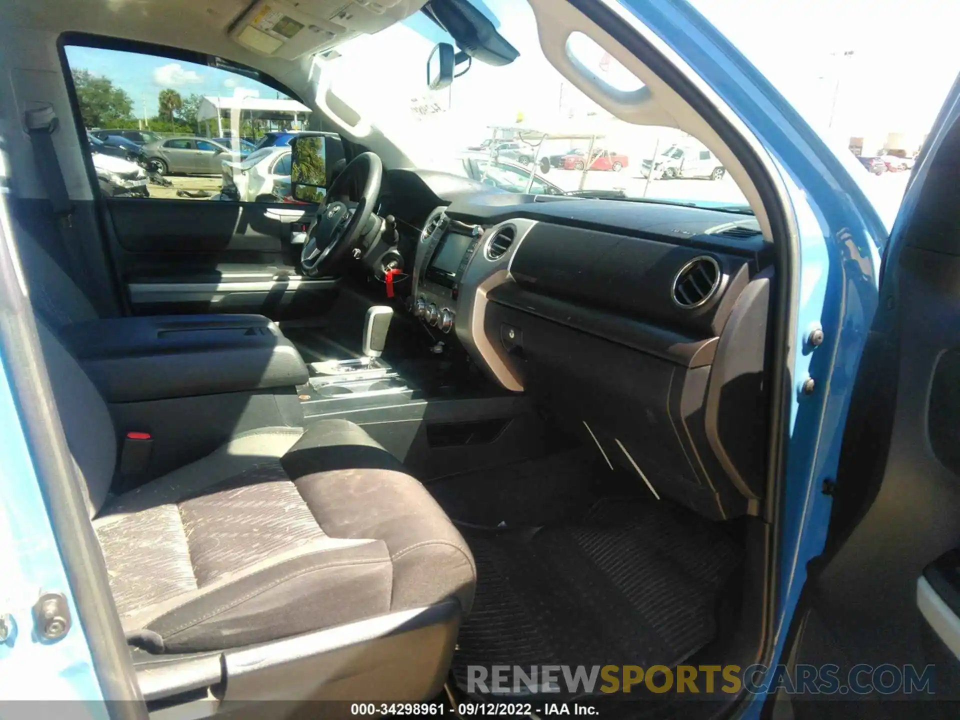 5 Photograph of a damaged car 5TFDW5F10KX790312 TOYOTA TUNDRA 4WD 2019