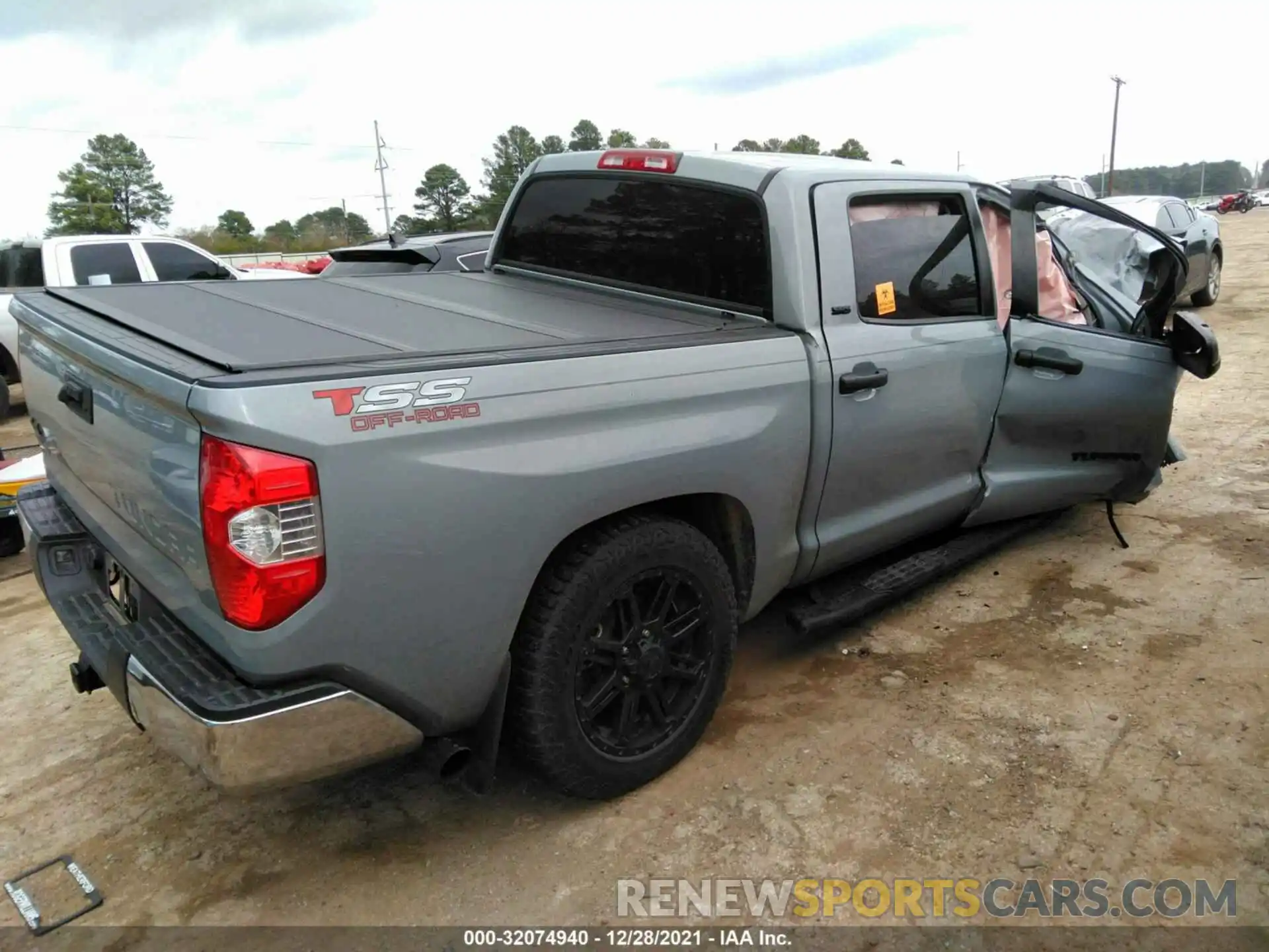 4 Photograph of a damaged car 5TFDW5F15KX841481 TOYOTA TUNDRA 4WD 2019