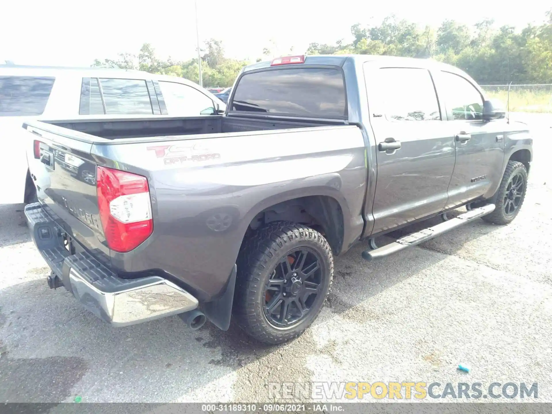 4 Фотография поврежденного автомобиля 5TFDW5F15KX867918 TOYOTA TUNDRA 4WD 2019