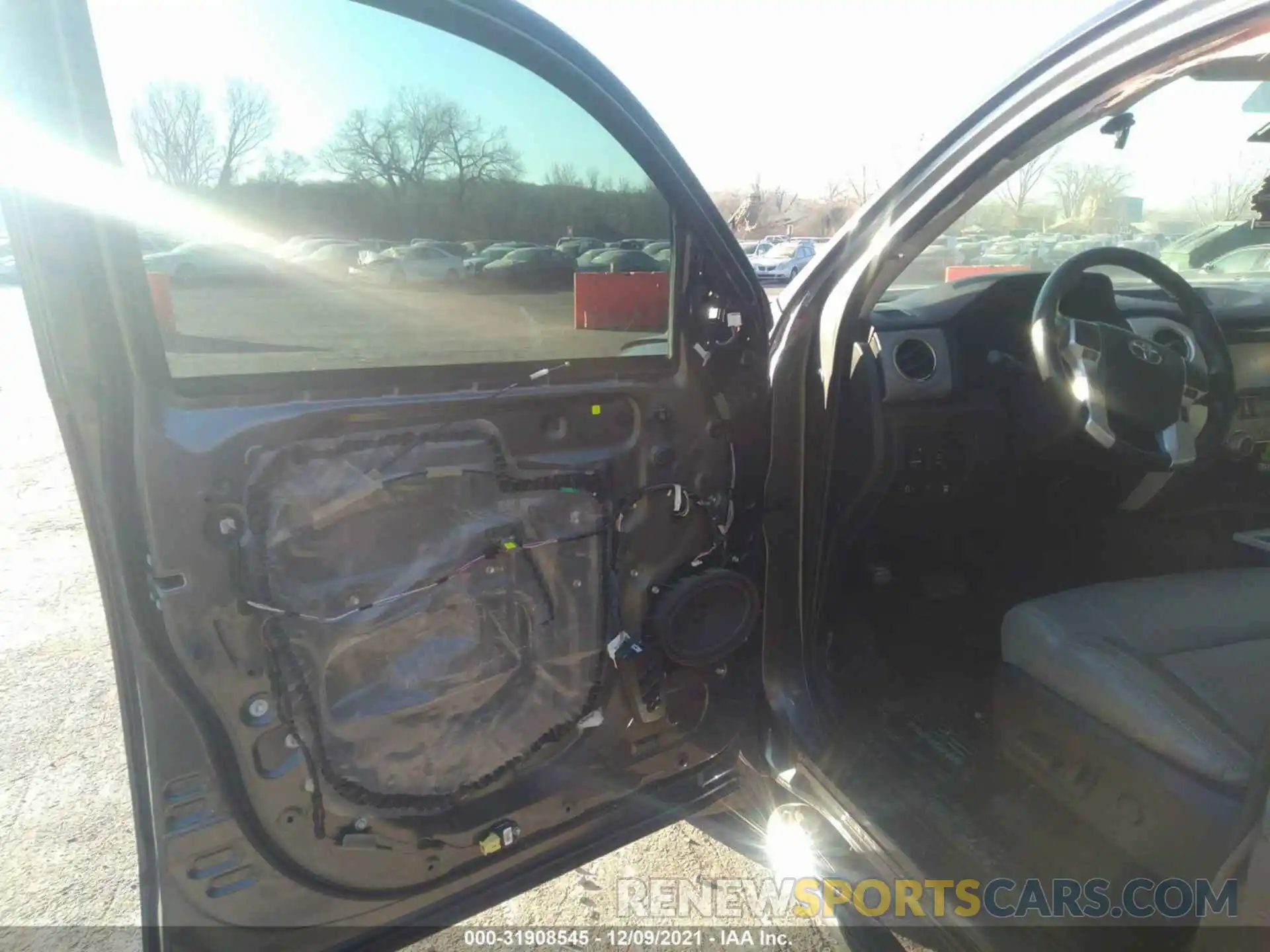 15 Photograph of a damaged car 5TFHY5F10KX859379 TOYOTA TUNDRA 4WD 2019