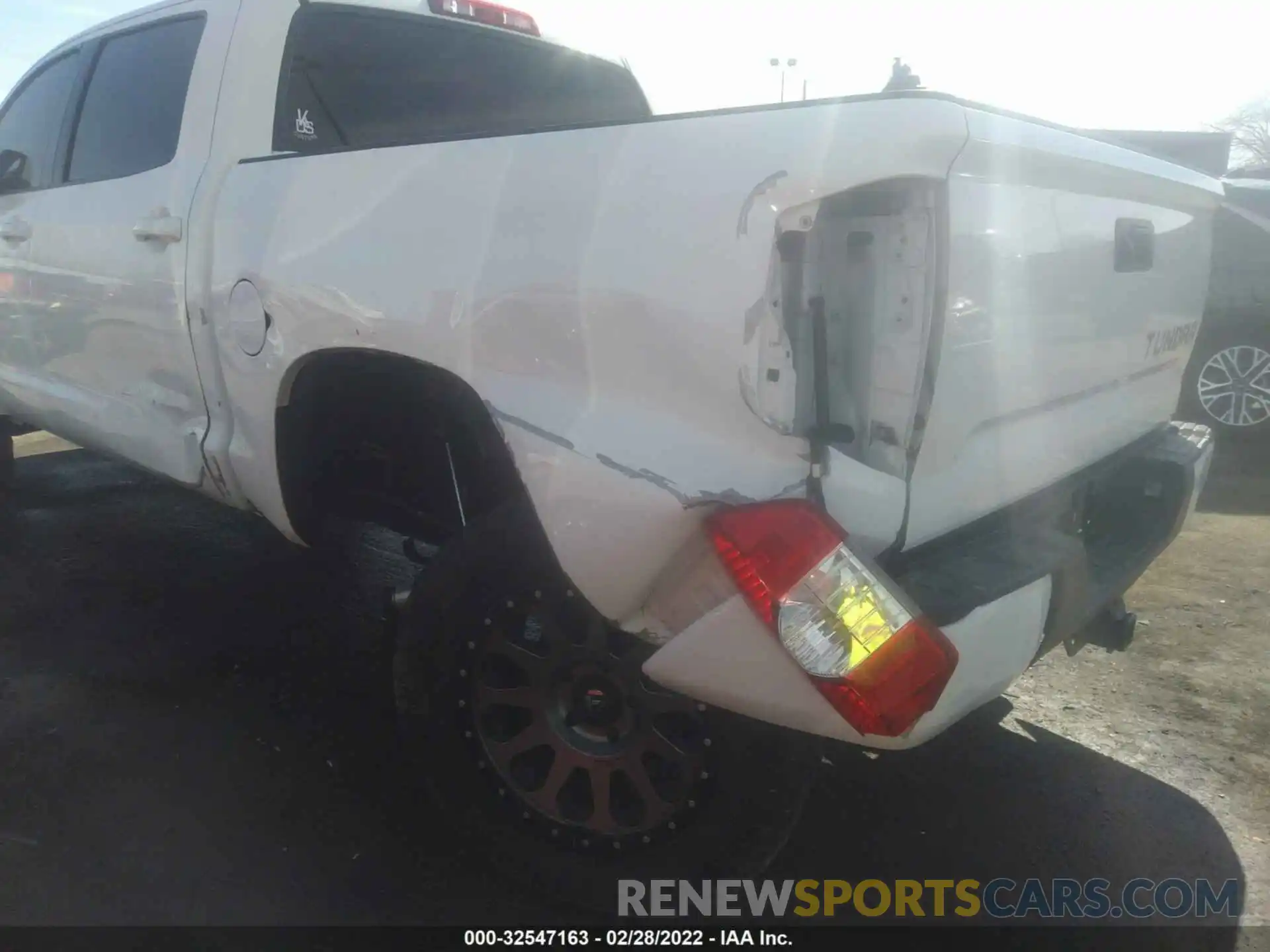 6 Photograph of a damaged car 5TFHY5F11KX839979 TOYOTA TUNDRA 4WD 2019