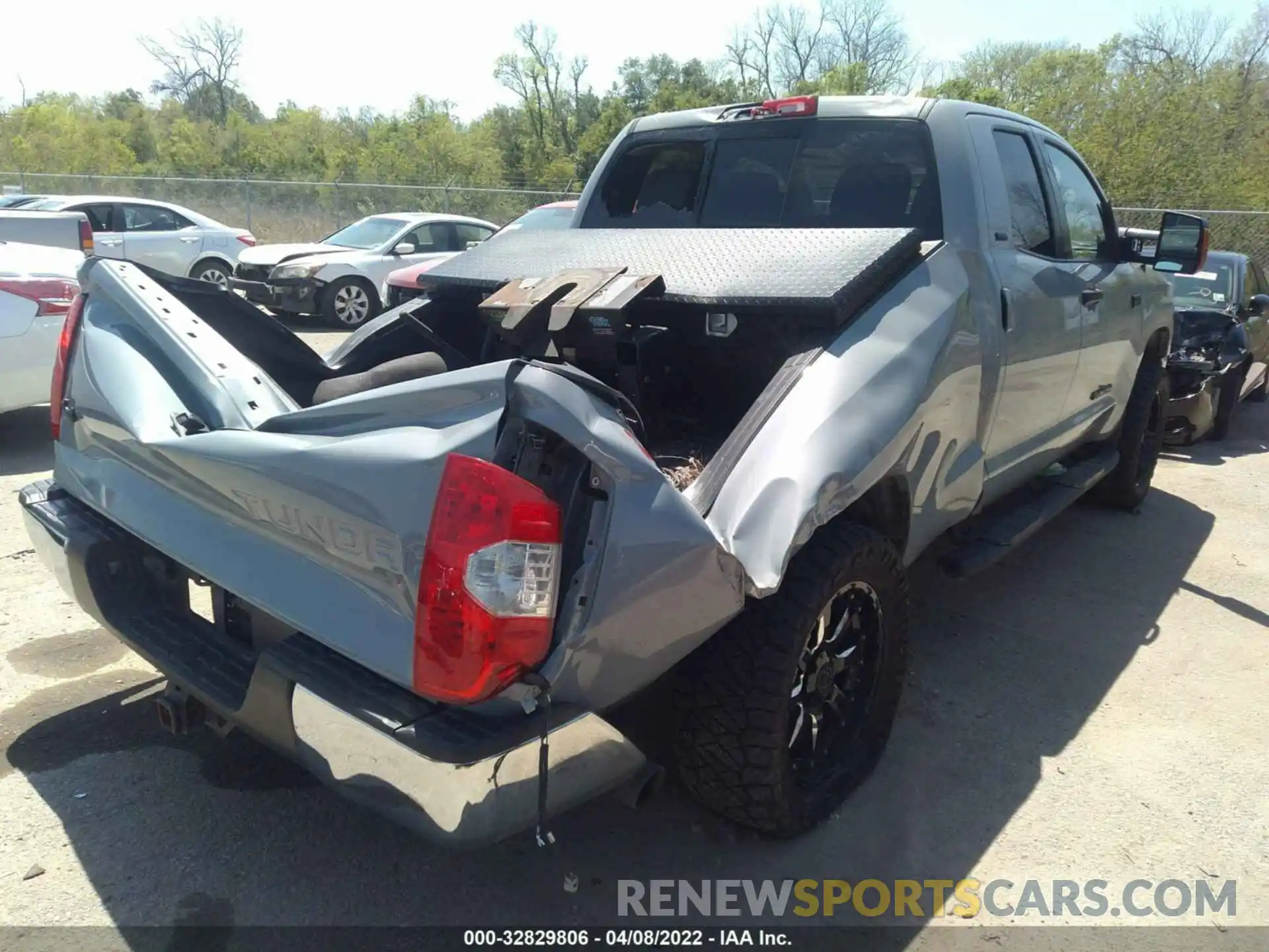 4 Photograph of a damaged car 5TFUW5F10KX786504 TOYOTA TUNDRA 4WD 2019