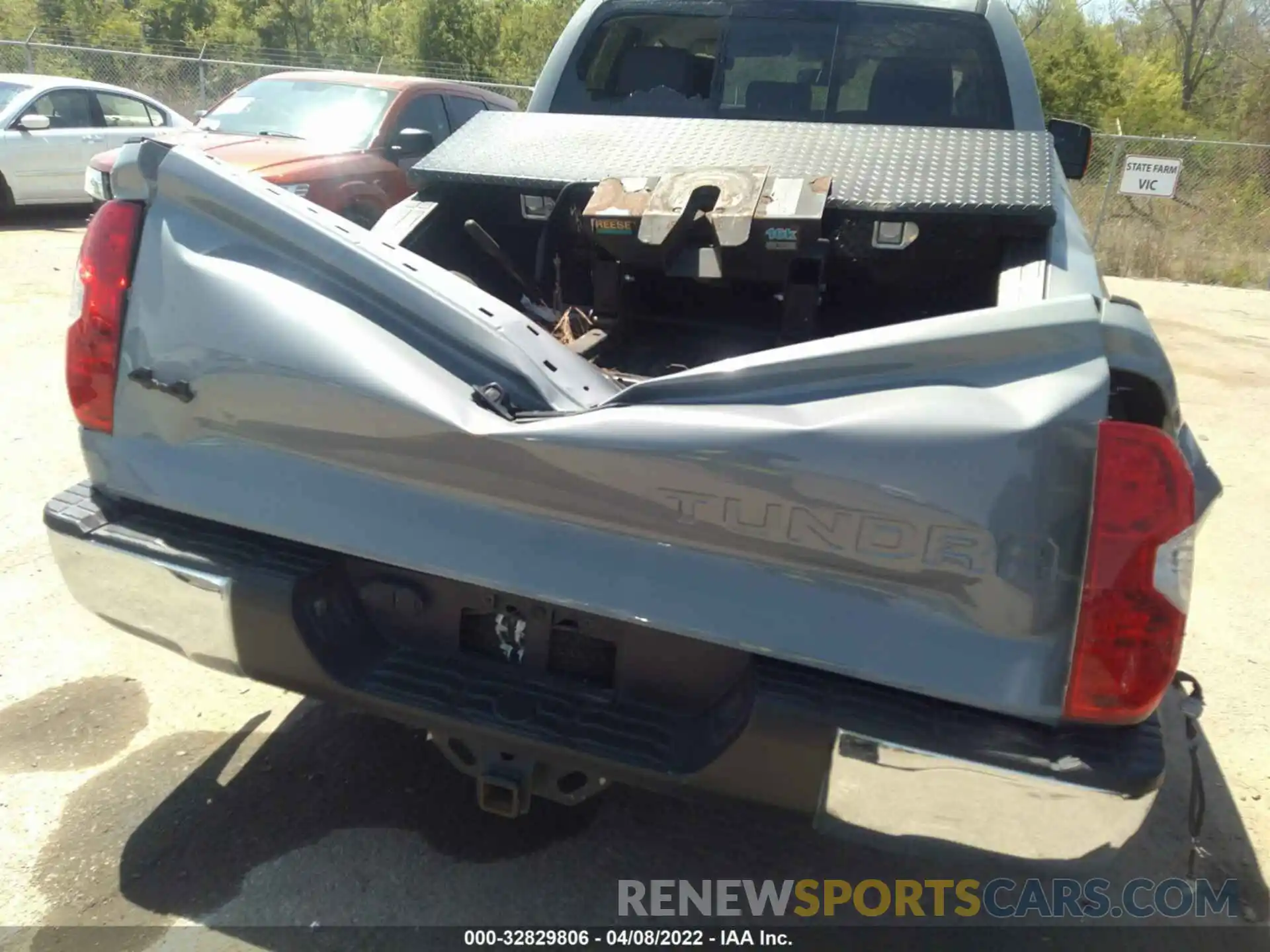 6 Photograph of a damaged car 5TFUW5F10KX786504 TOYOTA TUNDRA 4WD 2019