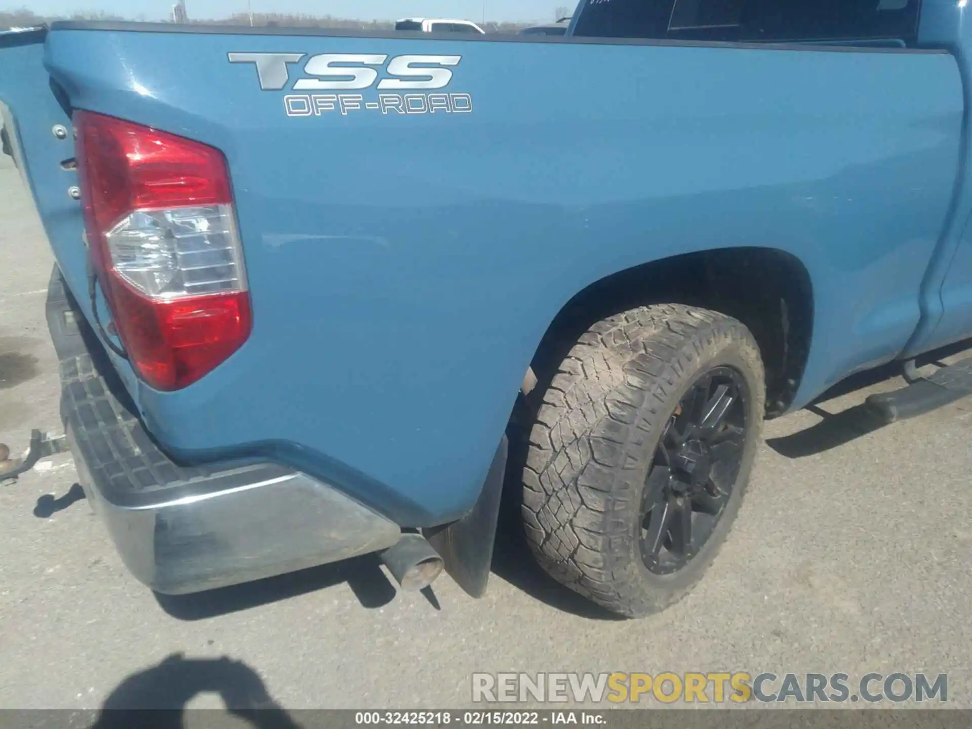 6 Photograph of a damaged car 5TFUW5F11KX843681 TOYOTA TUNDRA 4WD 2019