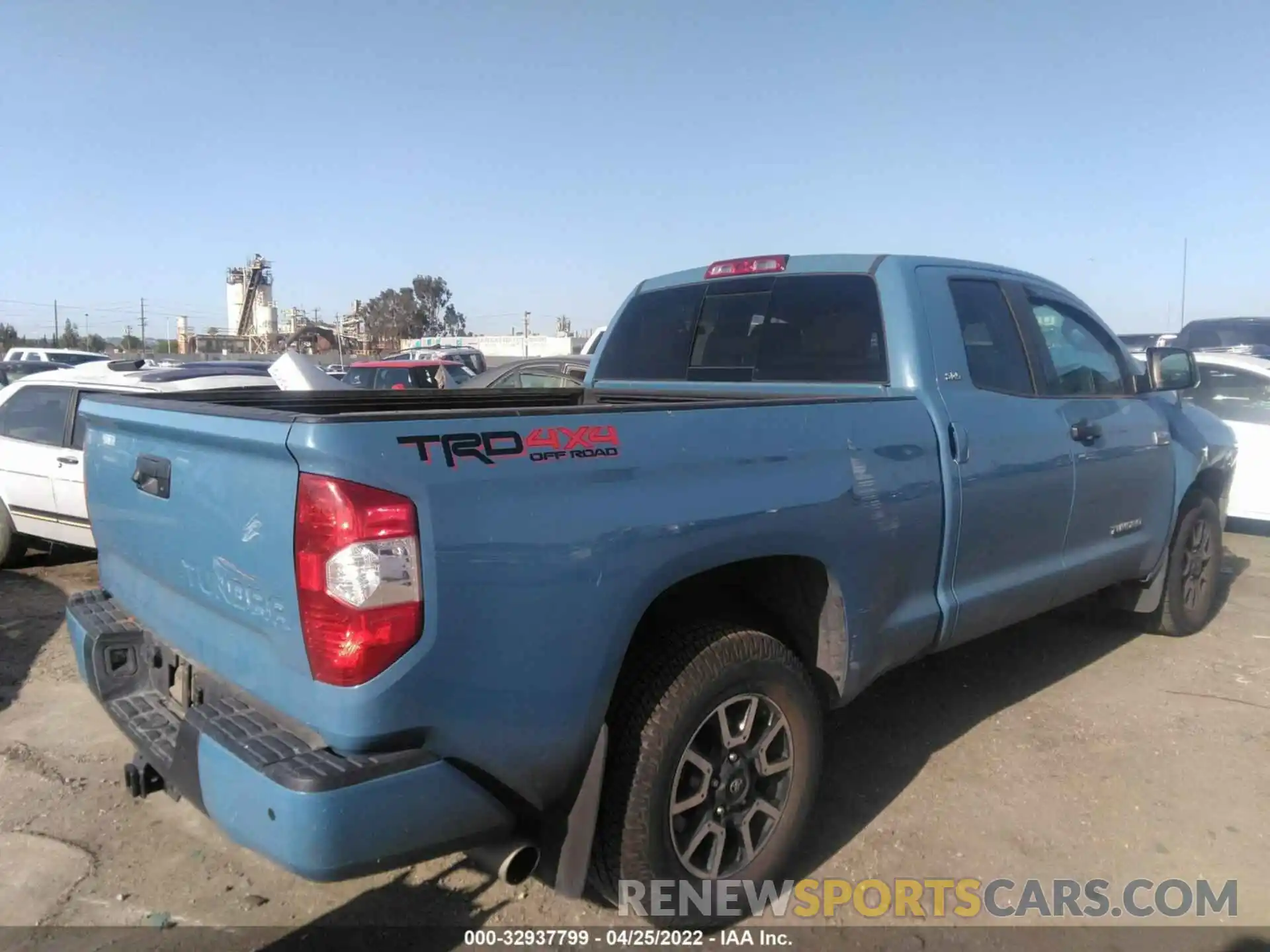 4 Photograph of a damaged car 5TFUY5F13KX780710 TOYOTA TUNDRA 4WD 2019