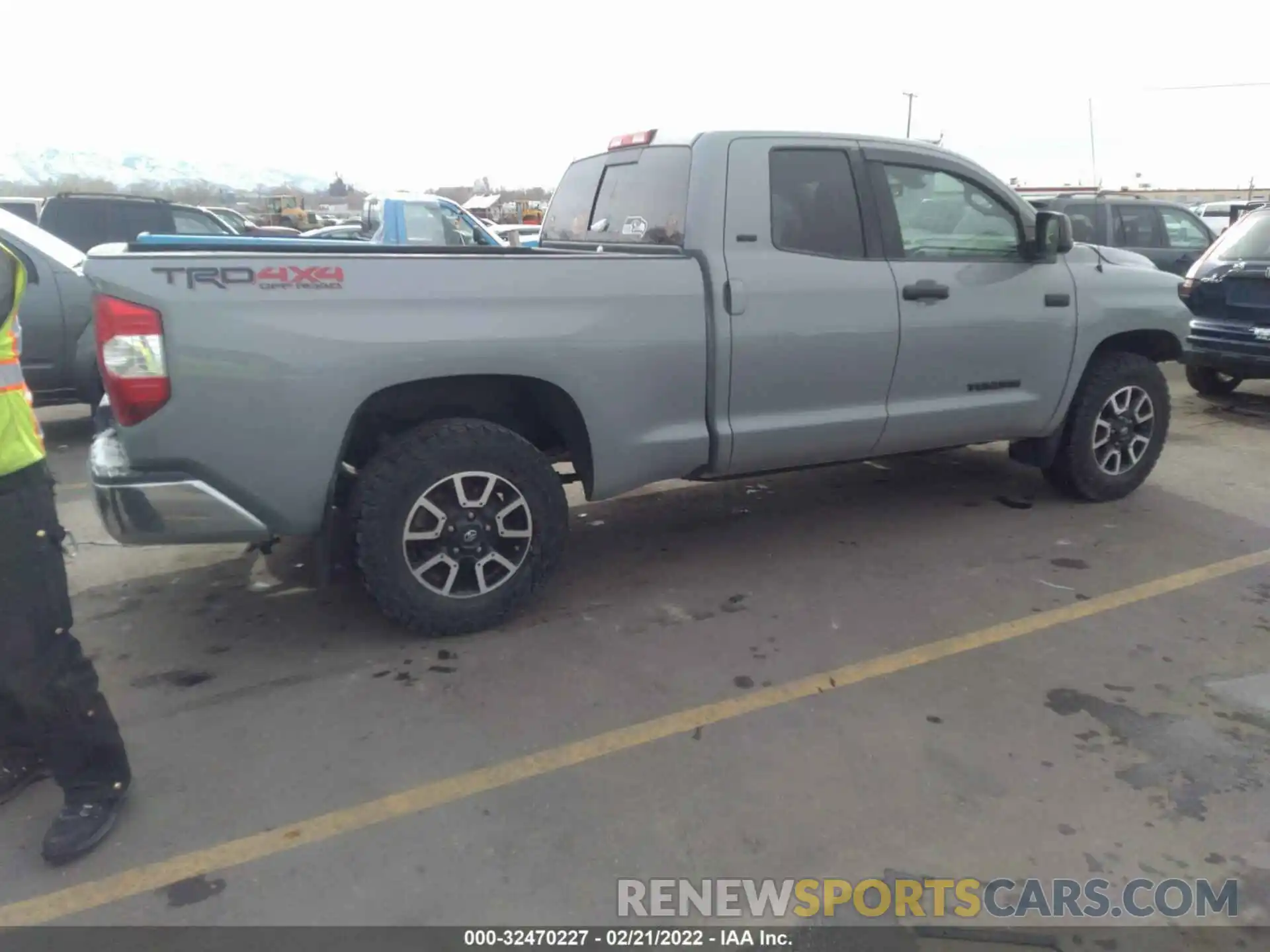 4 Фотография поврежденного автомобиля 5TFUY5F19KX814052 TOYOTA TUNDRA 4WD 2019