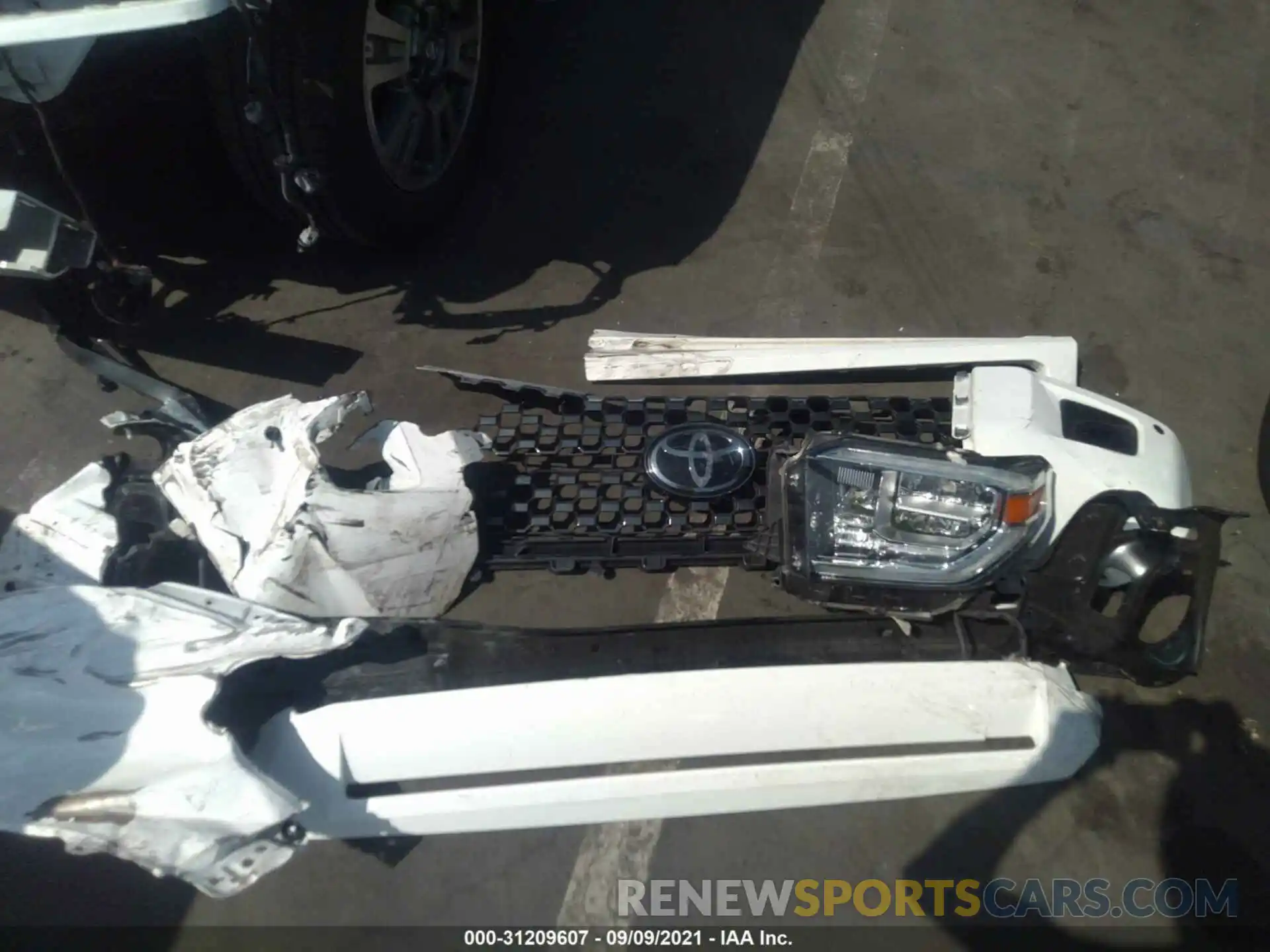 10 Photograph of a damaged car 5TFAY5F14LX912149 TOYOTA TUNDRA 4WD 2020