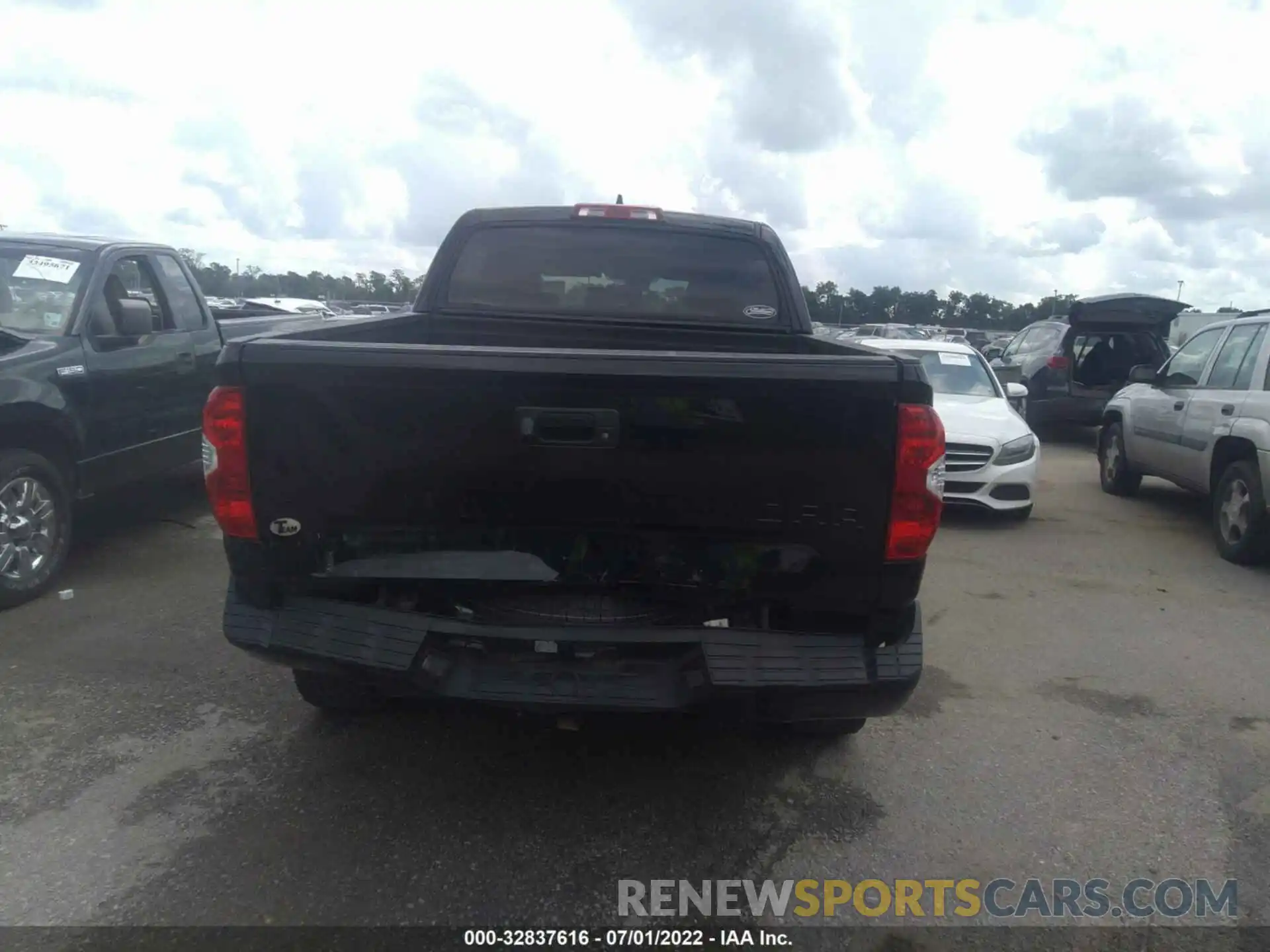 6 Photograph of a damaged car 5TFDY5F13LX948833 TOYOTA TUNDRA 4WD 2020