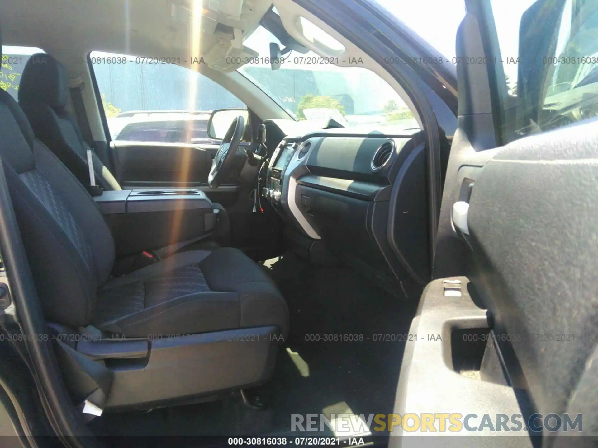 5 Photograph of a damaged car 5TFDY5F16LX904549 TOYOTA TUNDRA 4WD 2020