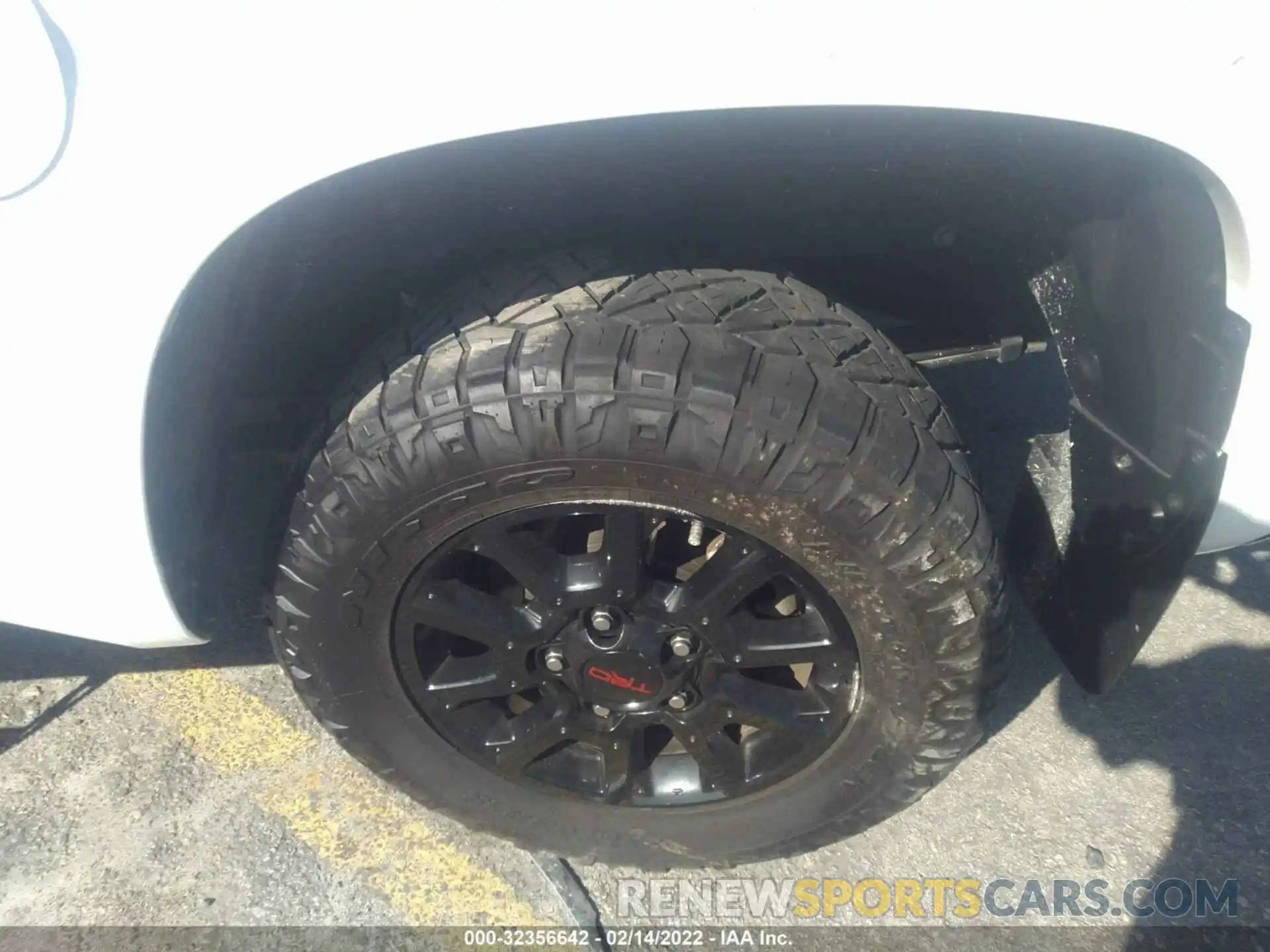 12 Photograph of a damaged car 5TFDY5F19LX915996 TOYOTA TUNDRA 4WD 2020