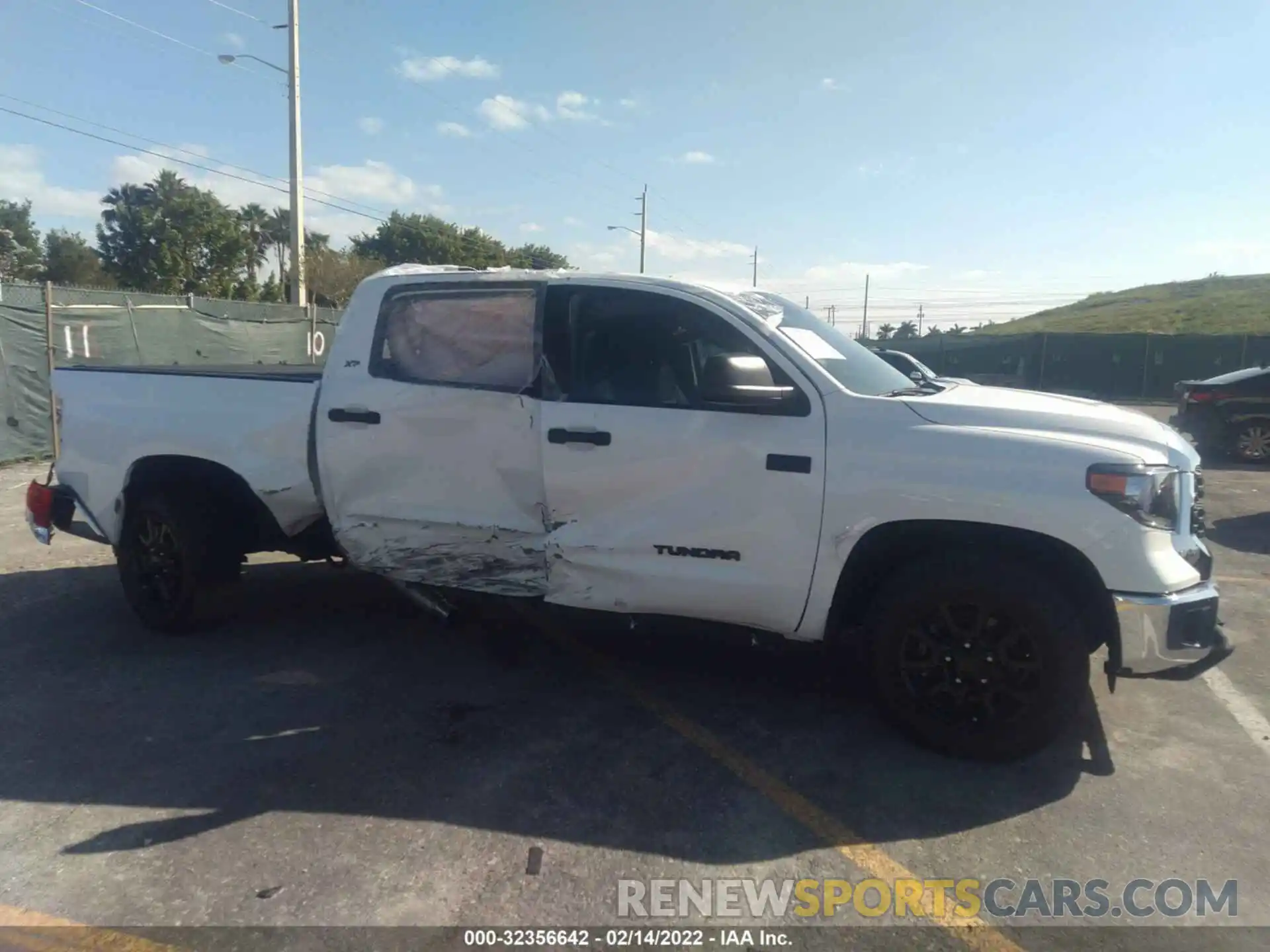 6 Photograph of a damaged car 5TFDY5F19LX915996 TOYOTA TUNDRA 4WD 2020