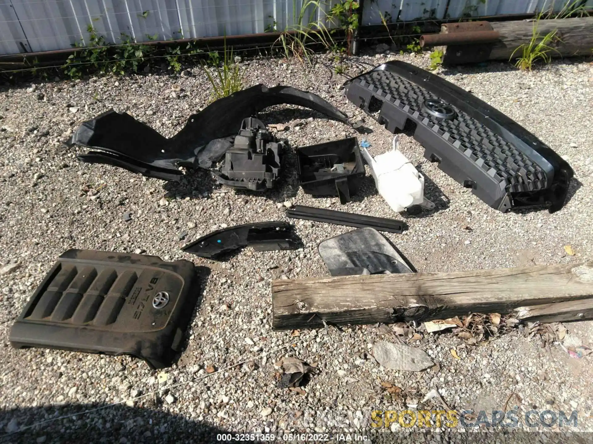 12 Photograph of a damaged car 5TFDY5F19LX933088 TOYOTA TUNDRA 4WD 2020