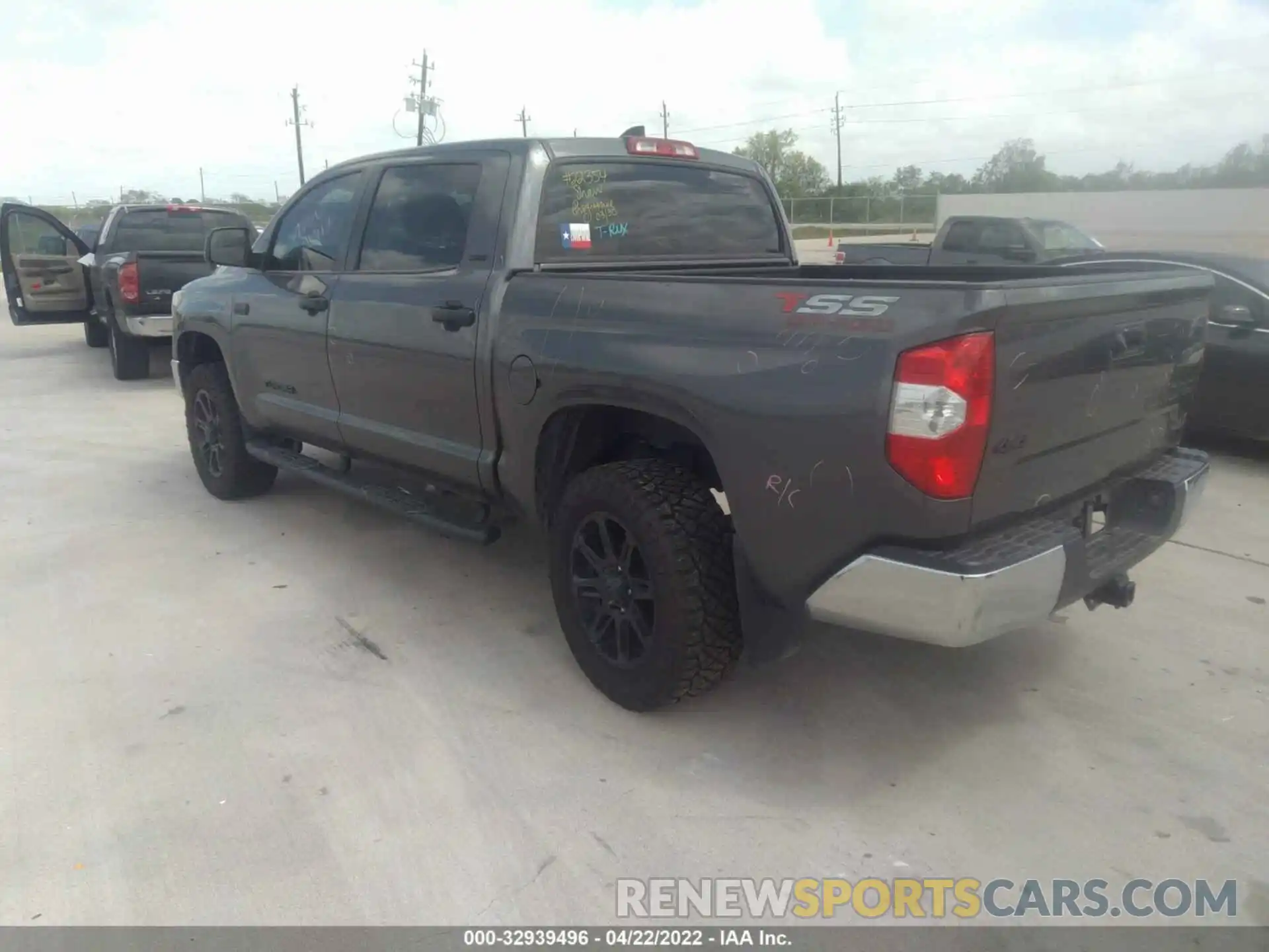 3 Photograph of a damaged car 5TFDY5F19LX942731 TOYOTA TUNDRA 4WD 2020