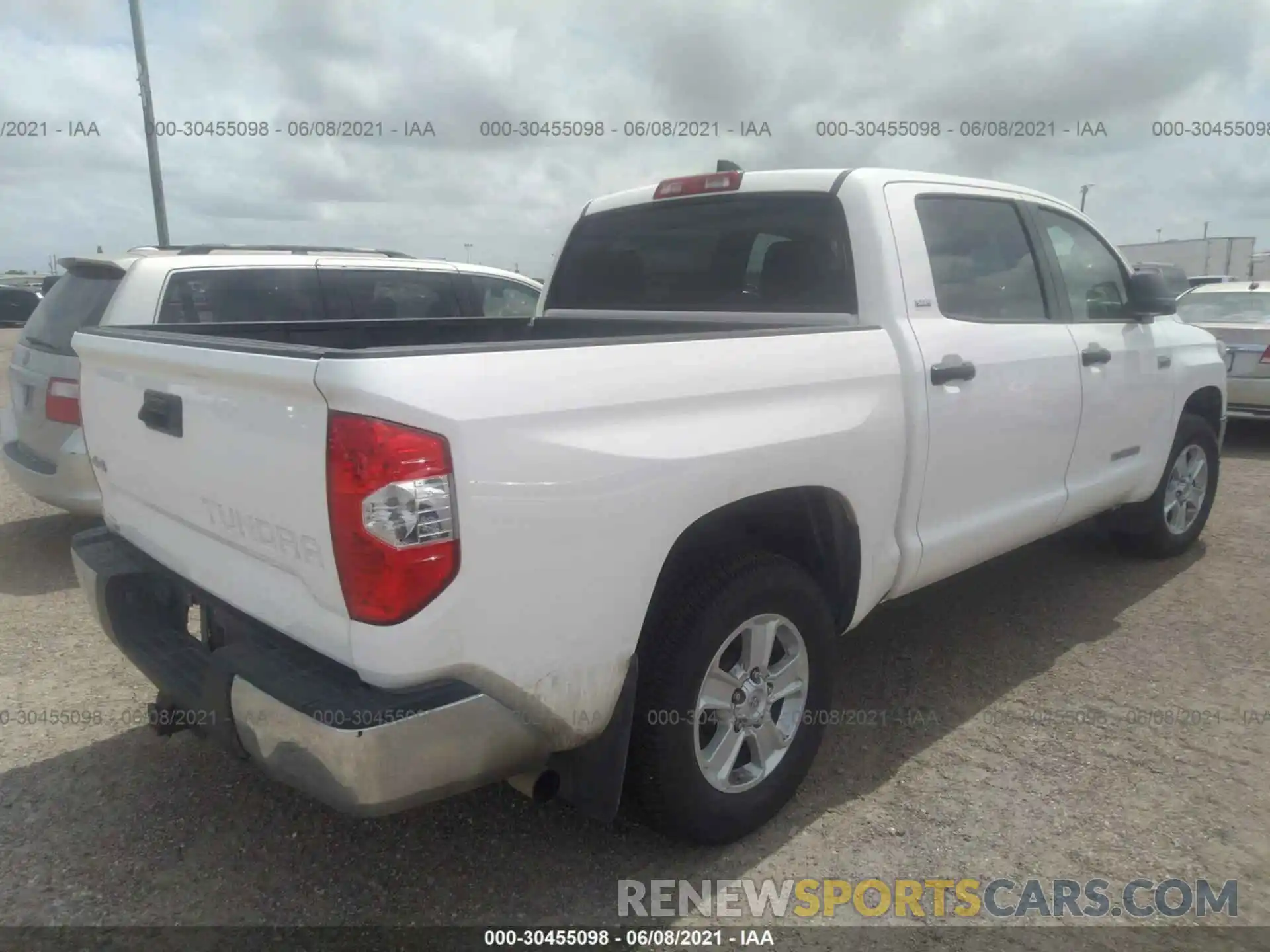 4 Photograph of a damaged car 5TFDY5F1XLX888839 TOYOTA TUNDRA 4WD 2020