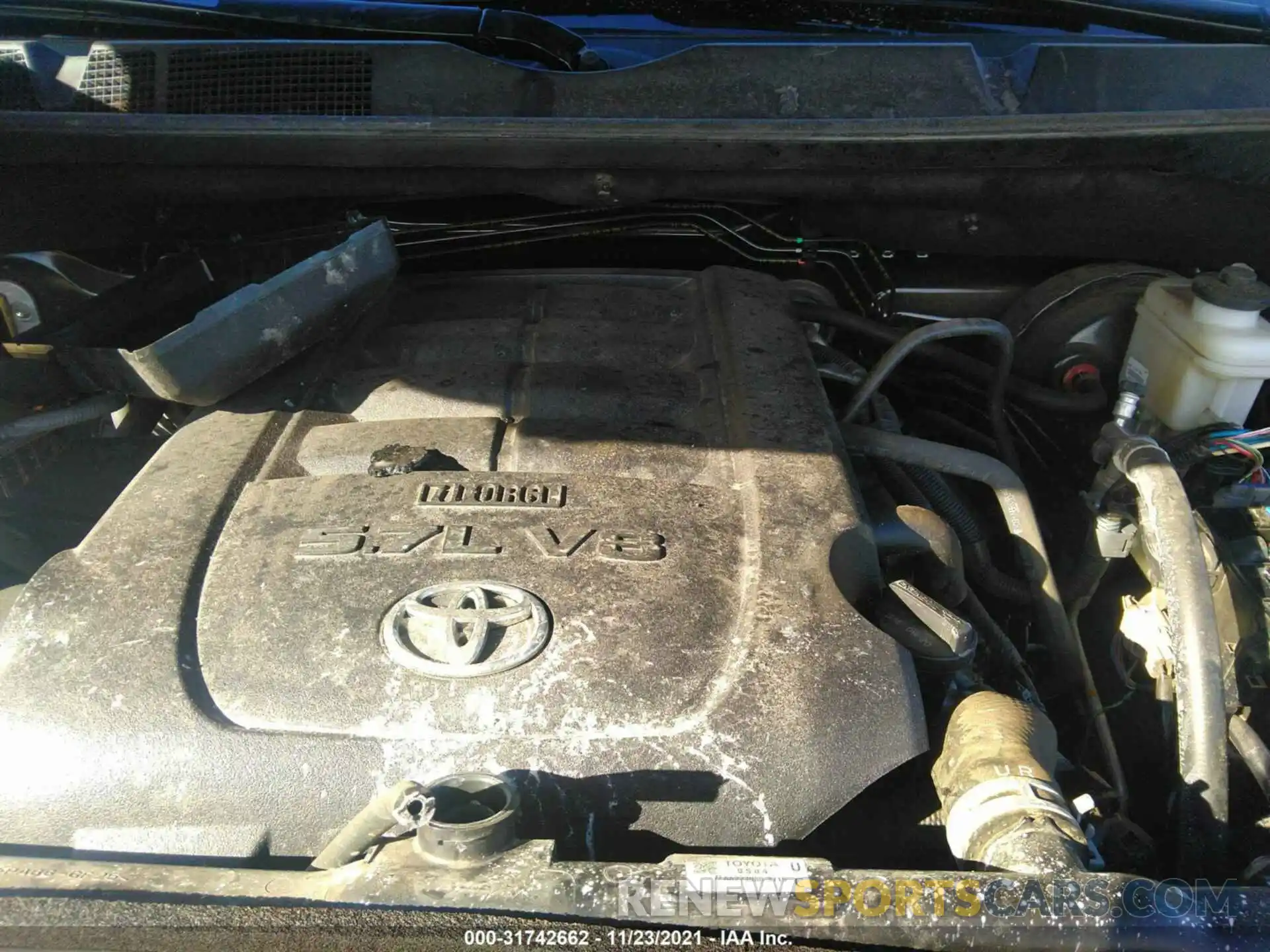 10 Photograph of a damaged car 5TFHY5F12LX915808 TOYOTA TUNDRA 4WD 2020