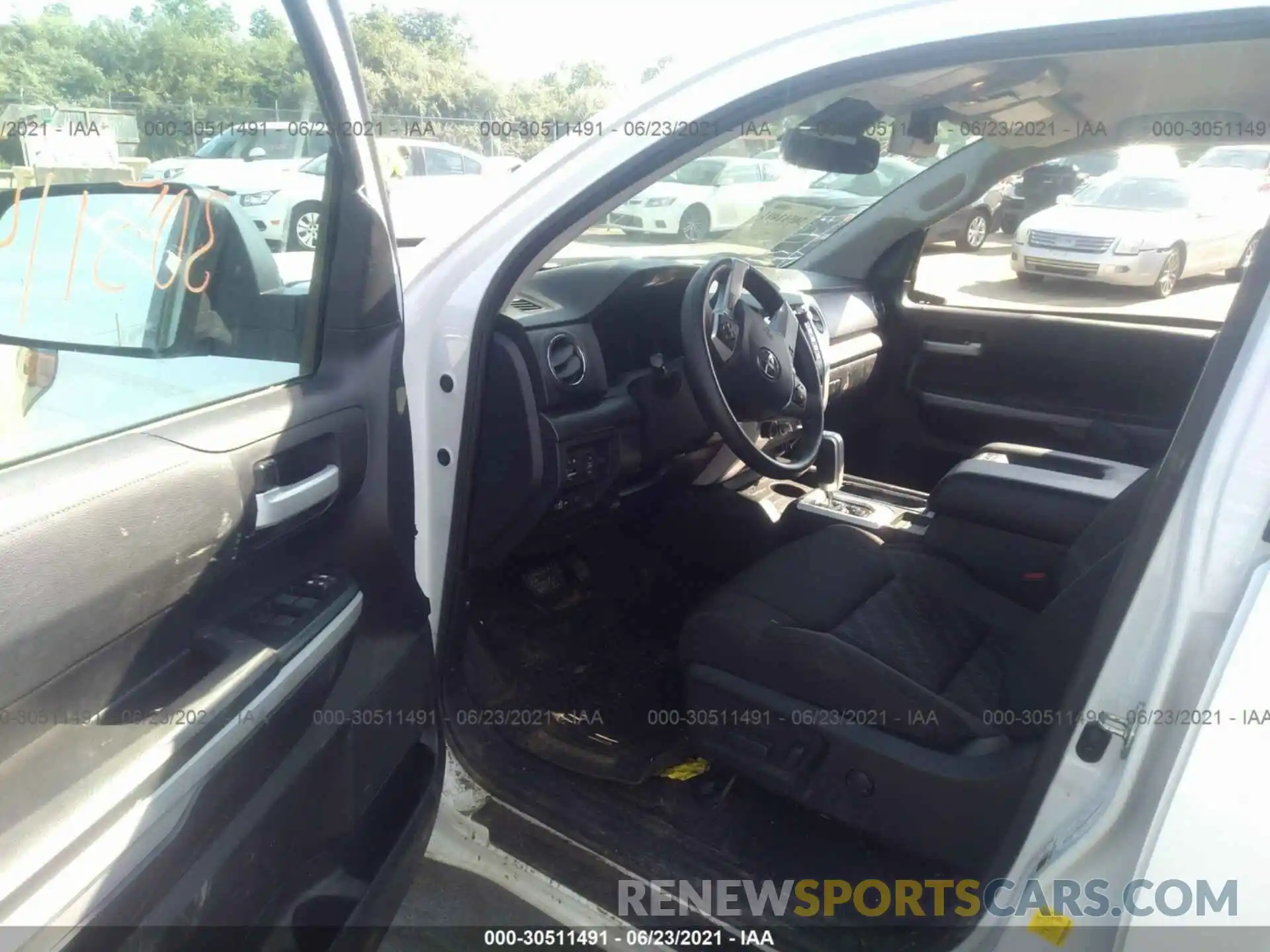 5 Photograph of a damaged car 5TFUY5F16LX888739 TOYOTA TUNDRA 4WD 2020