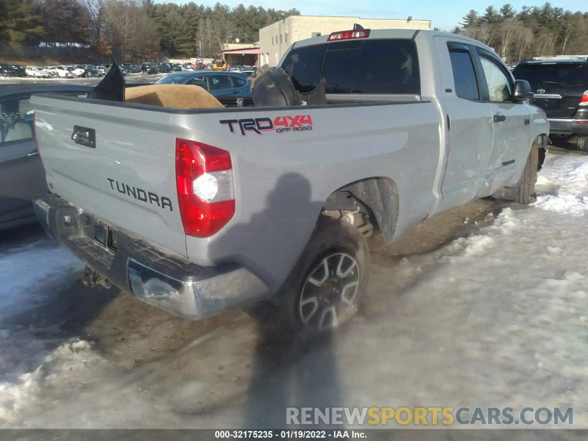 4 Photograph of a damaged car 5TFUY5F1XLX872334 TOYOTA TUNDRA 4WD 2020