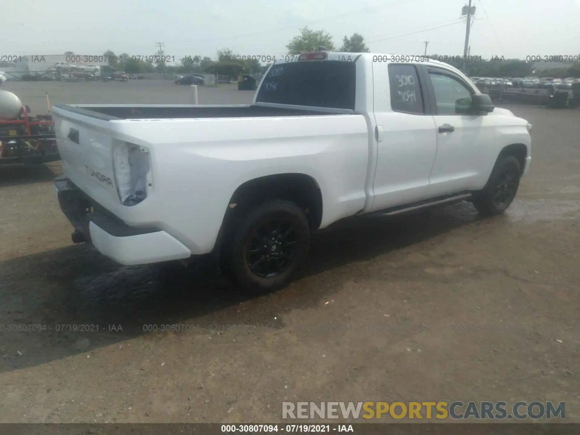 4 Photograph of a damaged car 5TFUY5F1XLX899419 TOYOTA TUNDRA 4WD 2020