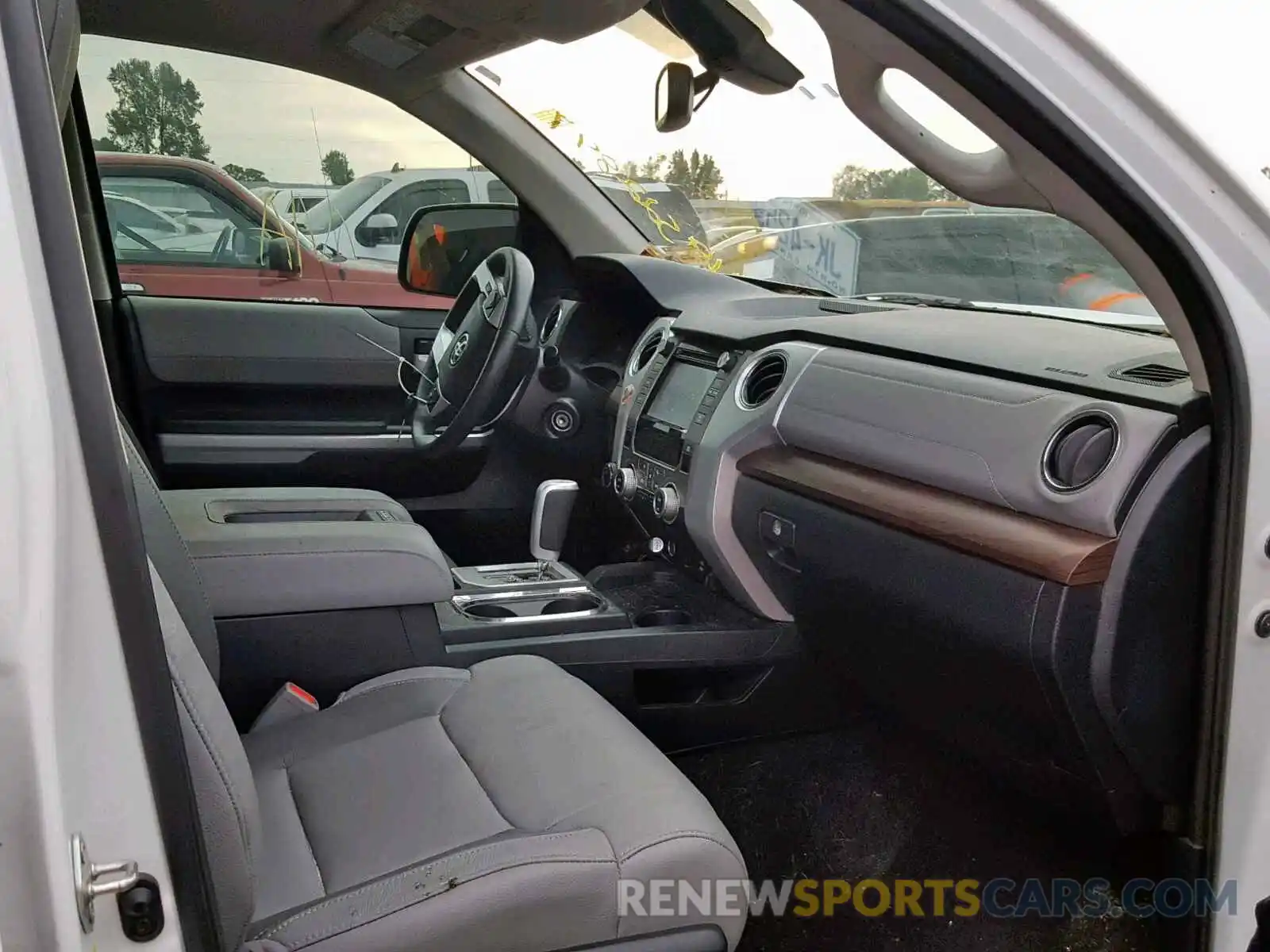 5 Photograph of a damaged car 5TFBY5F12KX810996 TOYOTA TUNDRA DOU 2019