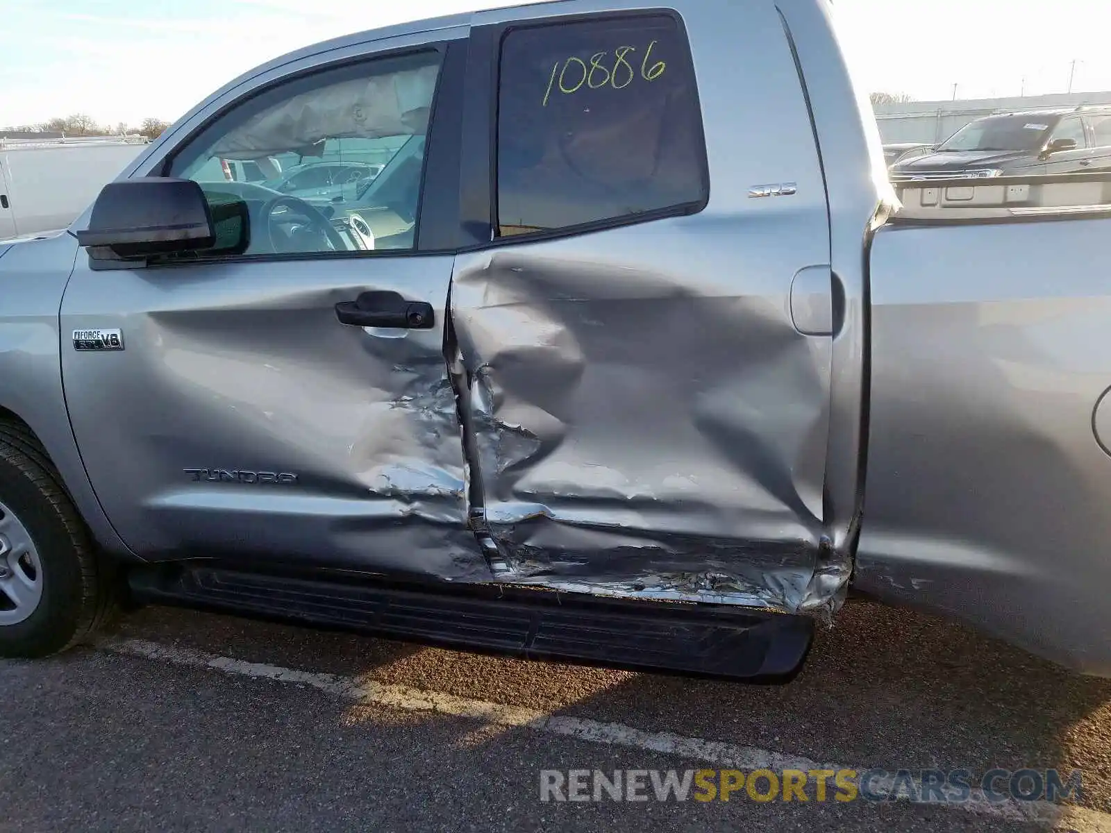 10 Photograph of a damaged car 5TFUW5F1XKX845686 TOYOTA TUNDRA DOU 2019