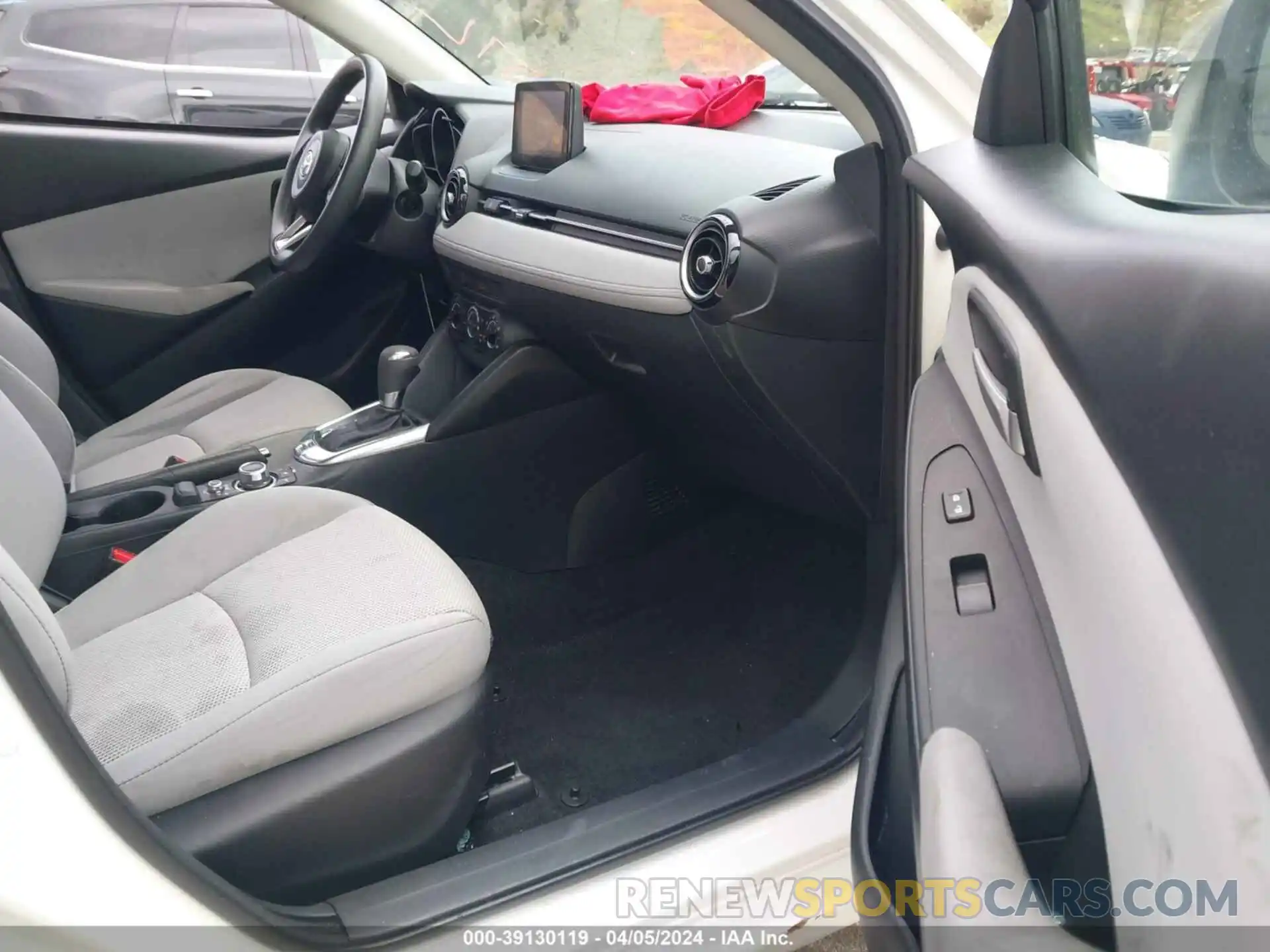 5 Photograph of a damaged car 3MYDLBYV1KY510839 TOYOTA YARIS 2019