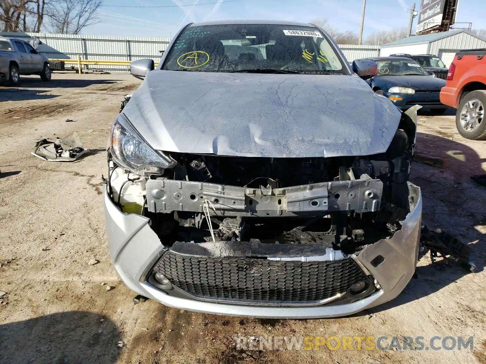 9 Photograph of a damaged car 3MYDLBYV1KY519833 TOYOTA YARIS 2019