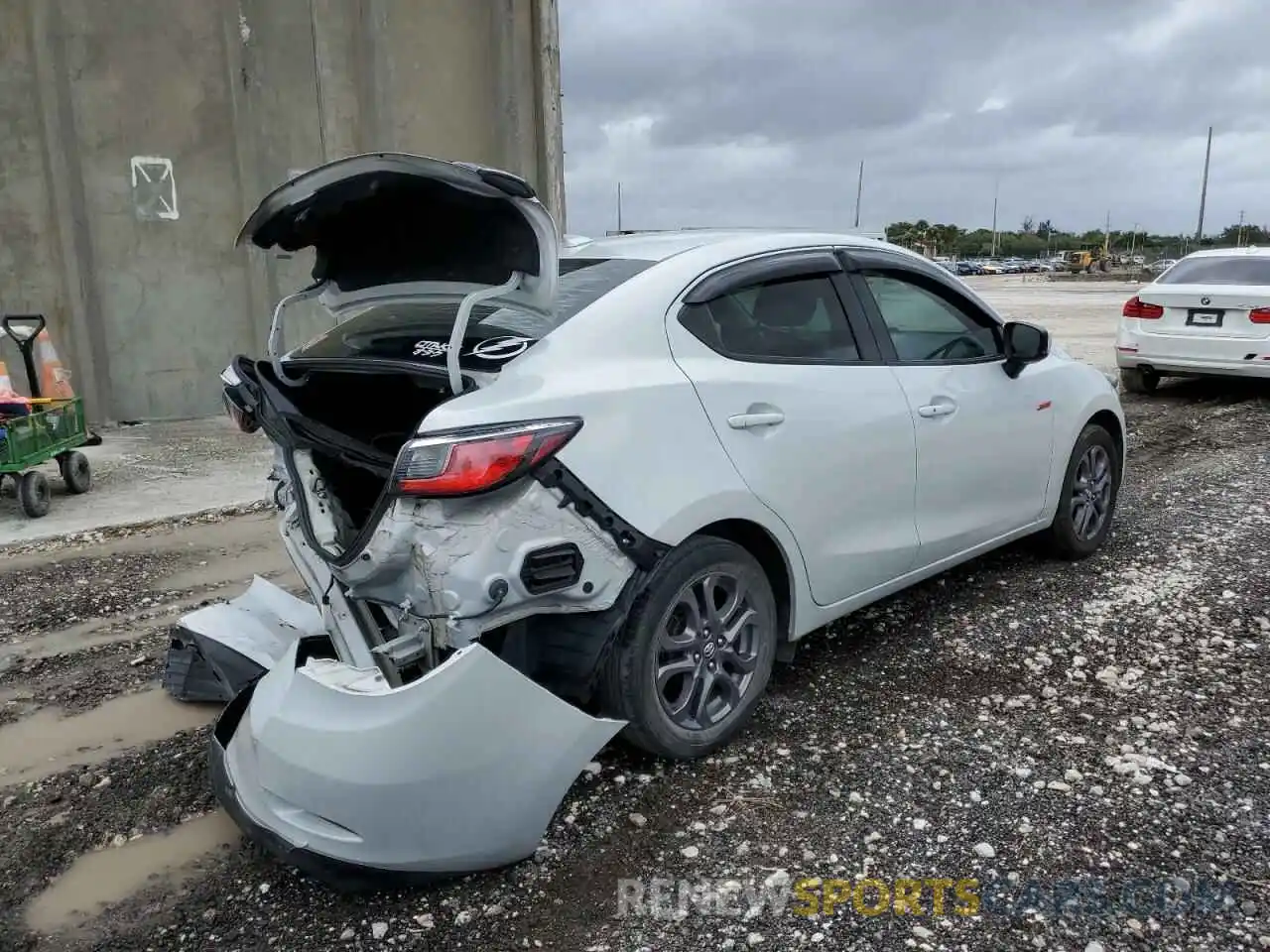 4 Photograph of a damaged car 3MYDLBYV5KY516238 TOYOTA YARIS 2019