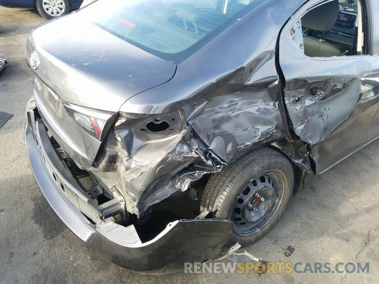 9 Photograph of a damaged car 3MYDLBYV6KY512909 TOYOTA YARIS 2019