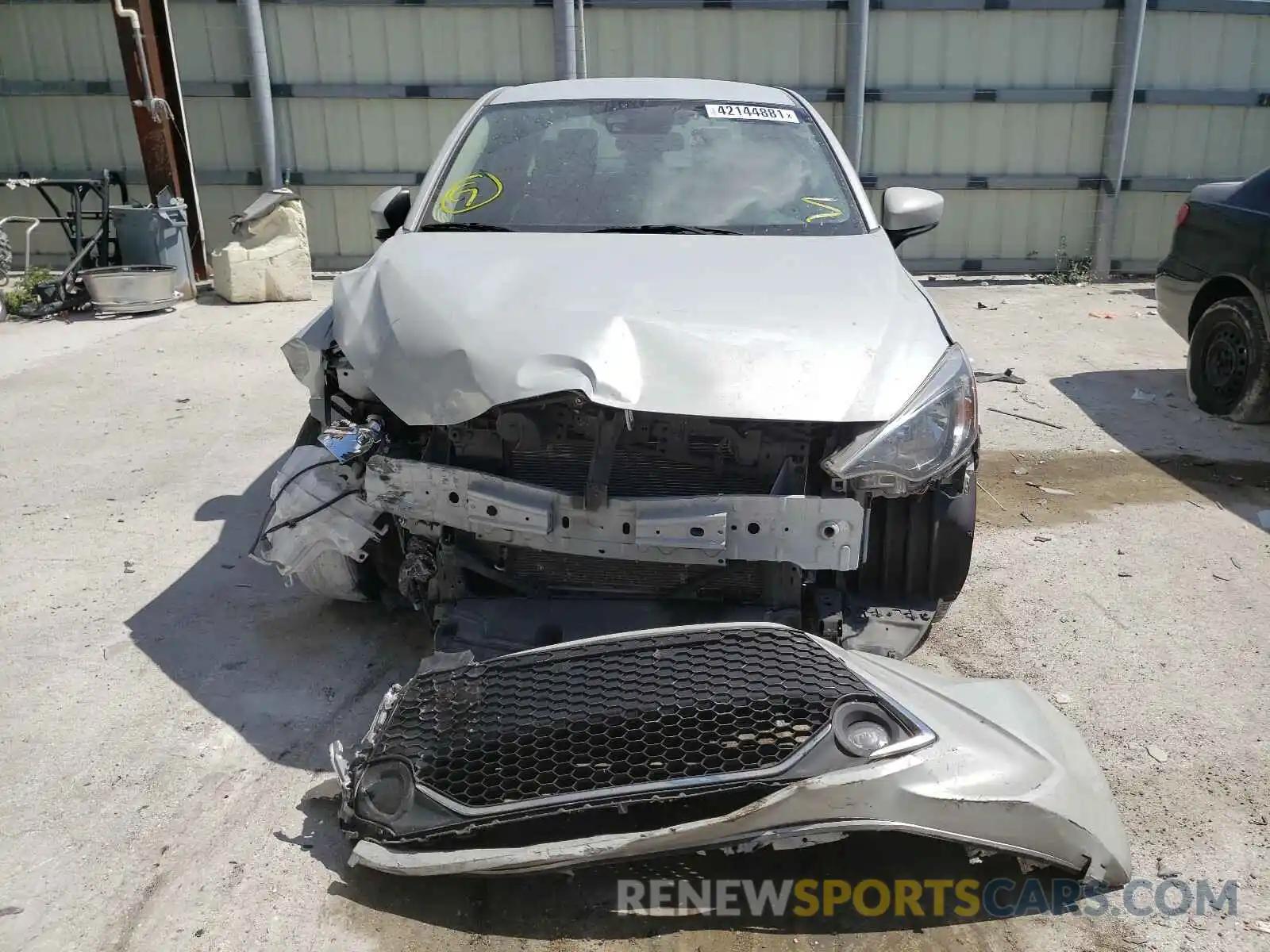 9 Photograph of a damaged car 3MYDLBYV8KY502074 TOYOTA YARIS 2019