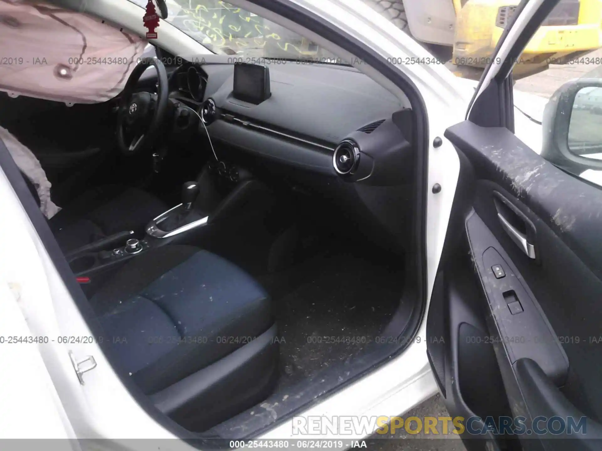 5 Photograph of a damaged car 3MYDLBYV9KY501130 TOYOTA YARIS 2019