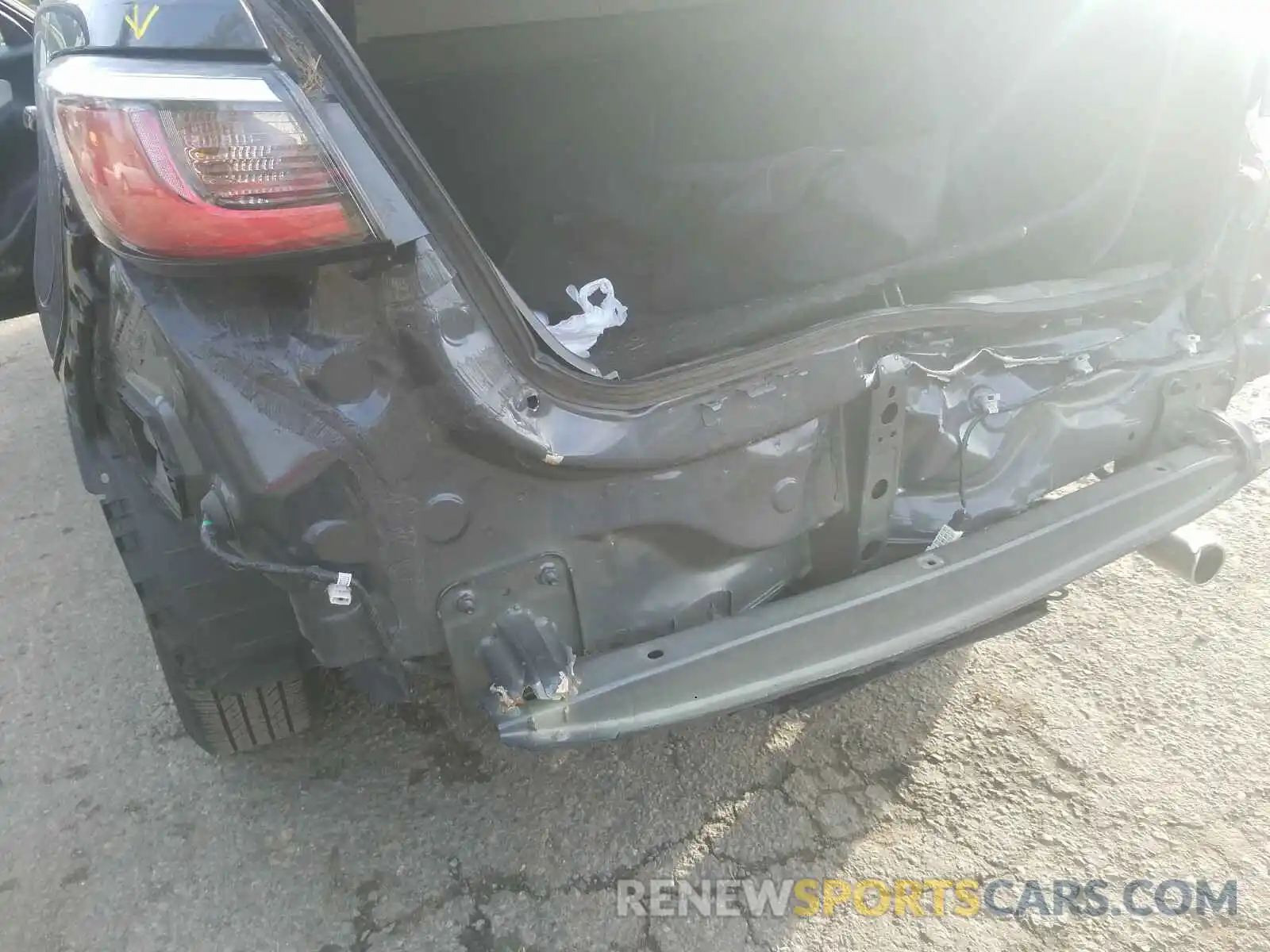 9 Photograph of a damaged car 3MYDLBYV9KY525637 TOYOTA YARIS 2019