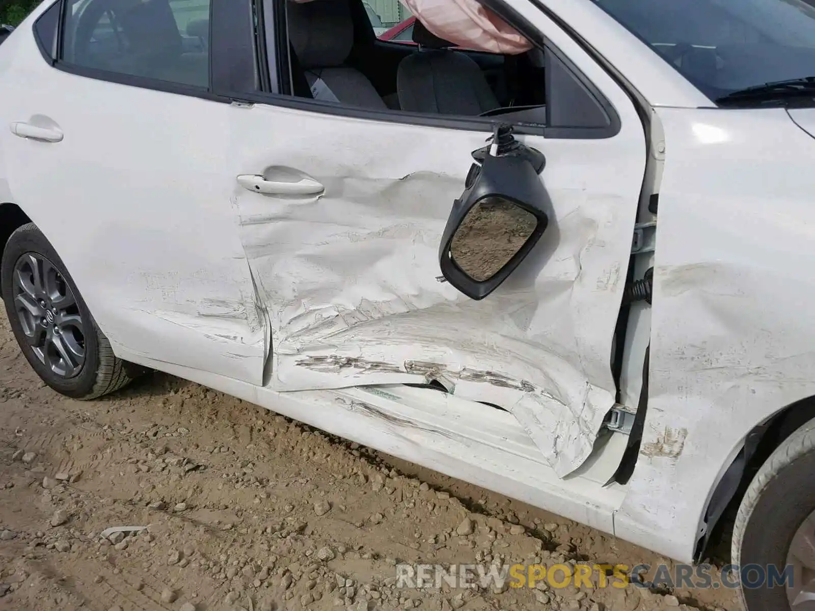 9 Photograph of a damaged car 3MYDLBYVXKY513304 TOYOTA YARIS 2019