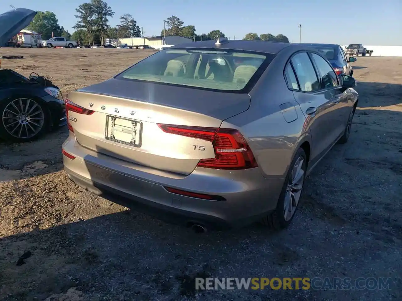 4 Photograph of a damaged car 7JR102FK0KG011326 VOLVO S60 2019