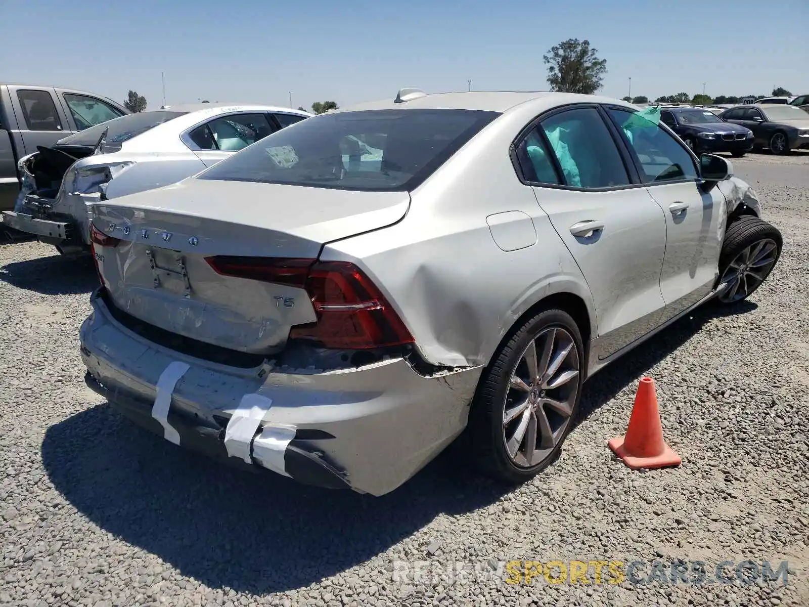 4 Photograph of a damaged car 7JR102FK0KG015280 VOLVO S60 2019