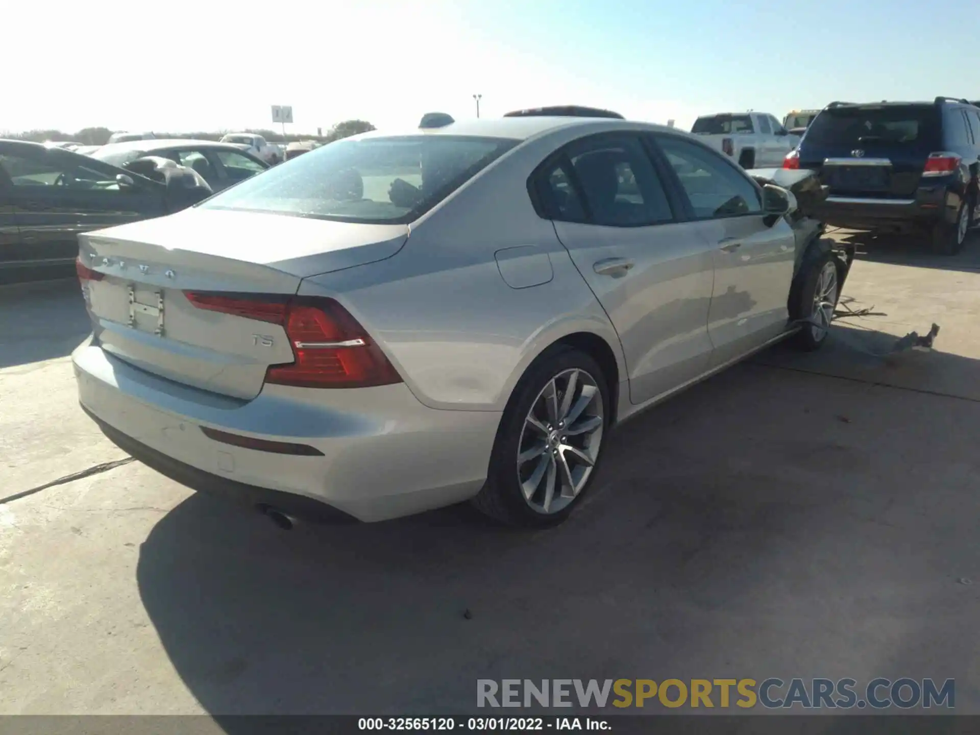 4 Photograph of a damaged car 7JR102FK1KG000822 VOLVO S60 2019