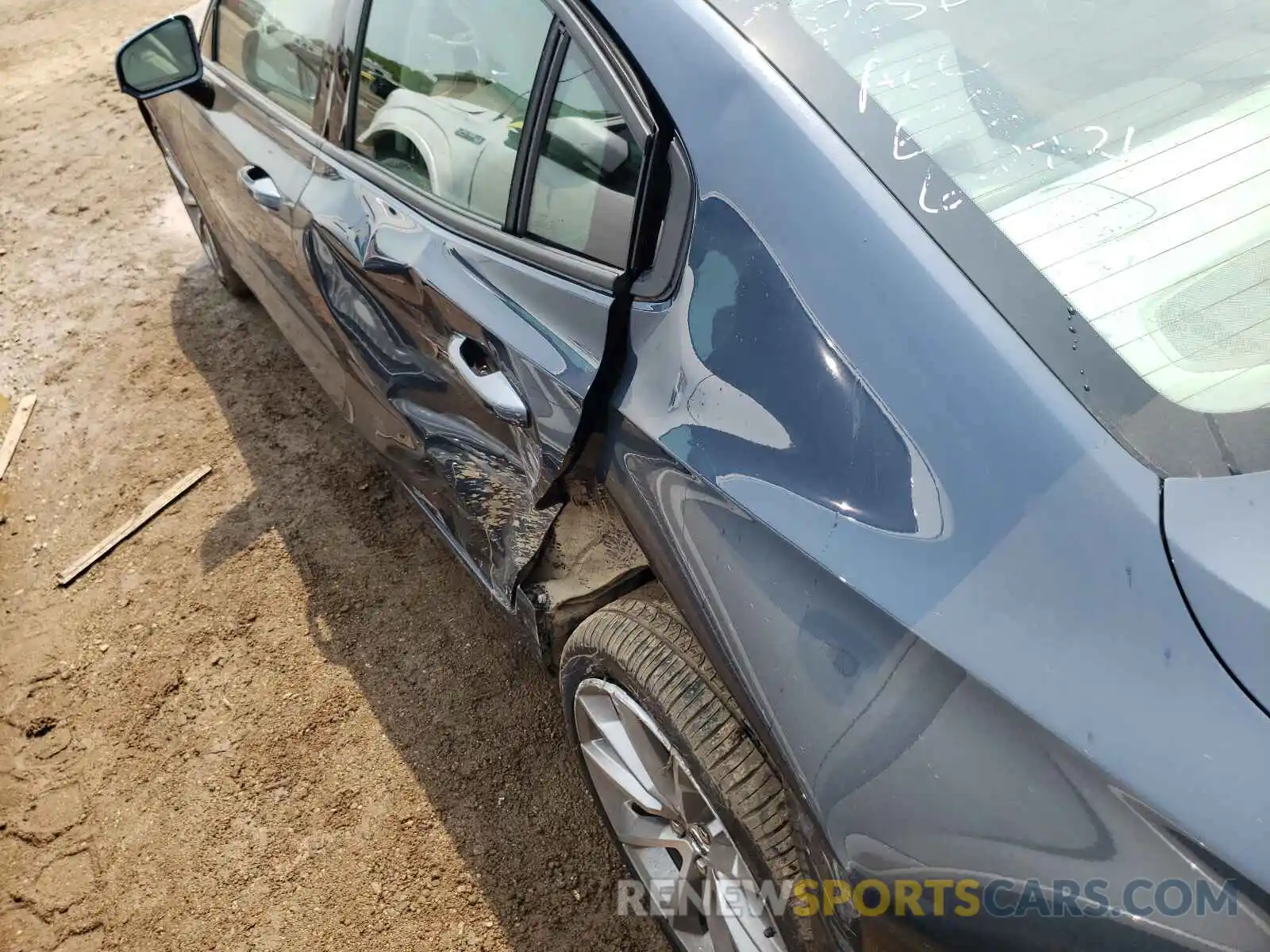 9 Photograph of a damaged car 7JR102FK1KG013330 VOLVO S60 2019