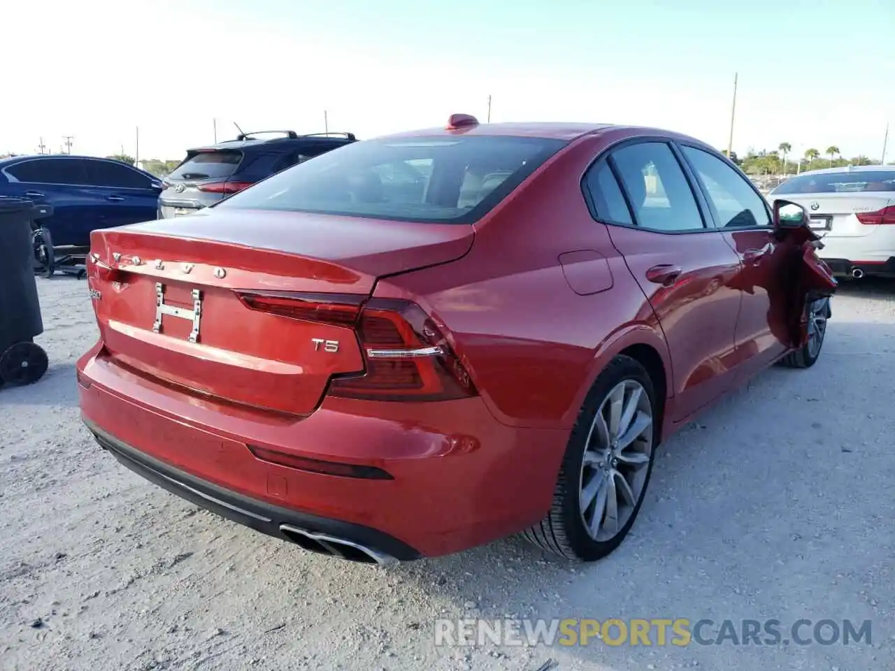 4 Photograph of a damaged car 7JR102FK1KG014753 VOLVO S60 2019