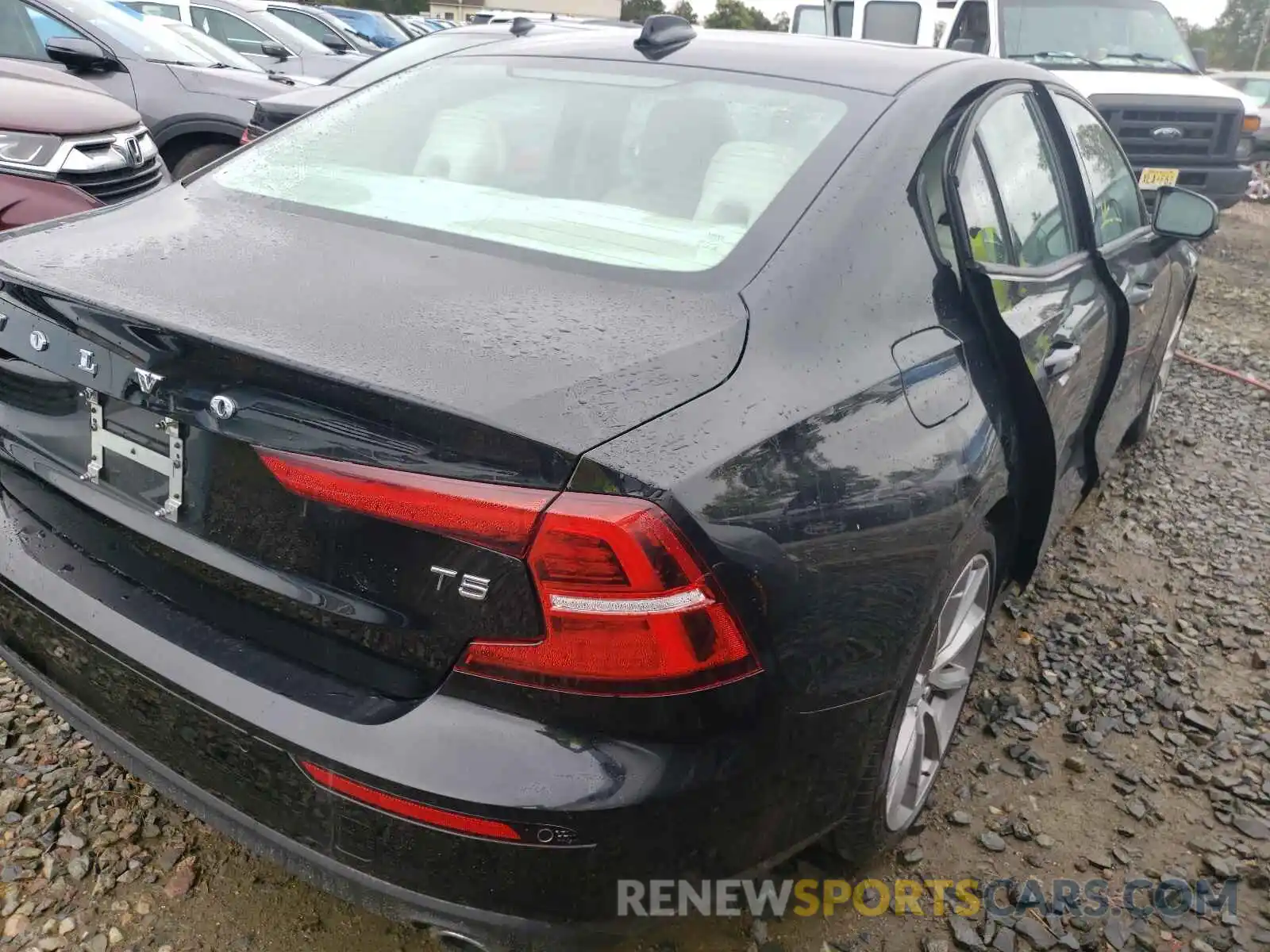 4 Photograph of a damaged car 7JR102FK3KG002037 VOLVO S60 2019