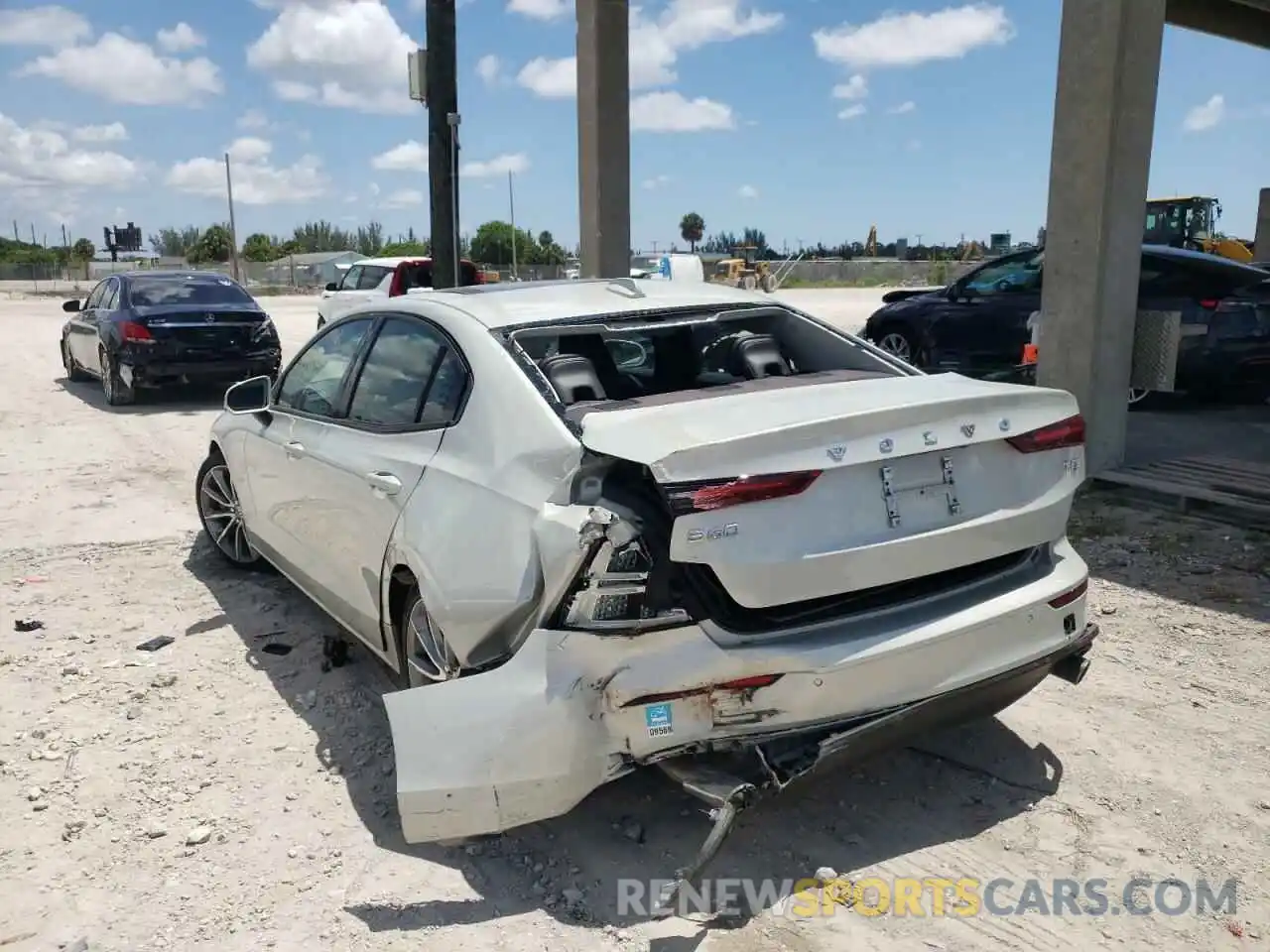 3 Photograph of a damaged car 7JR102FK3KG015886 VOLVO S60 2019