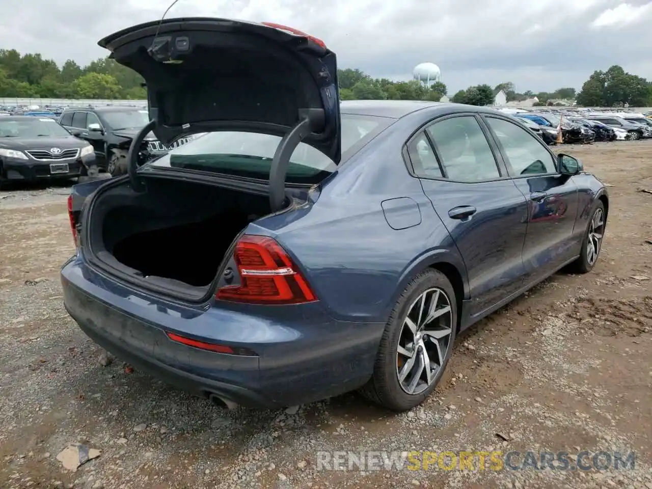 4 Photograph of a damaged car 7JR102FK3KG016407 VOLVO S60 2019