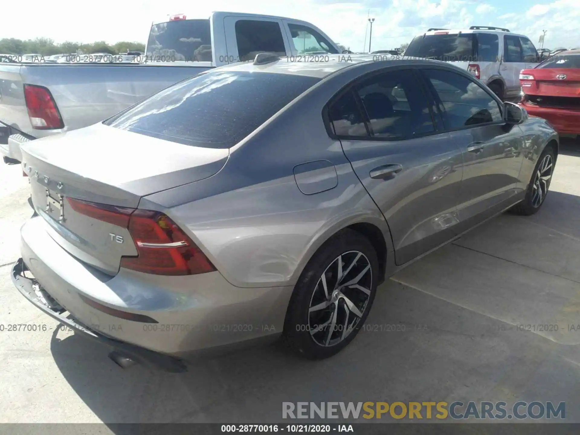 4 Photograph of a damaged car 7JR102FK3KG016441 VOLVO S60 2019